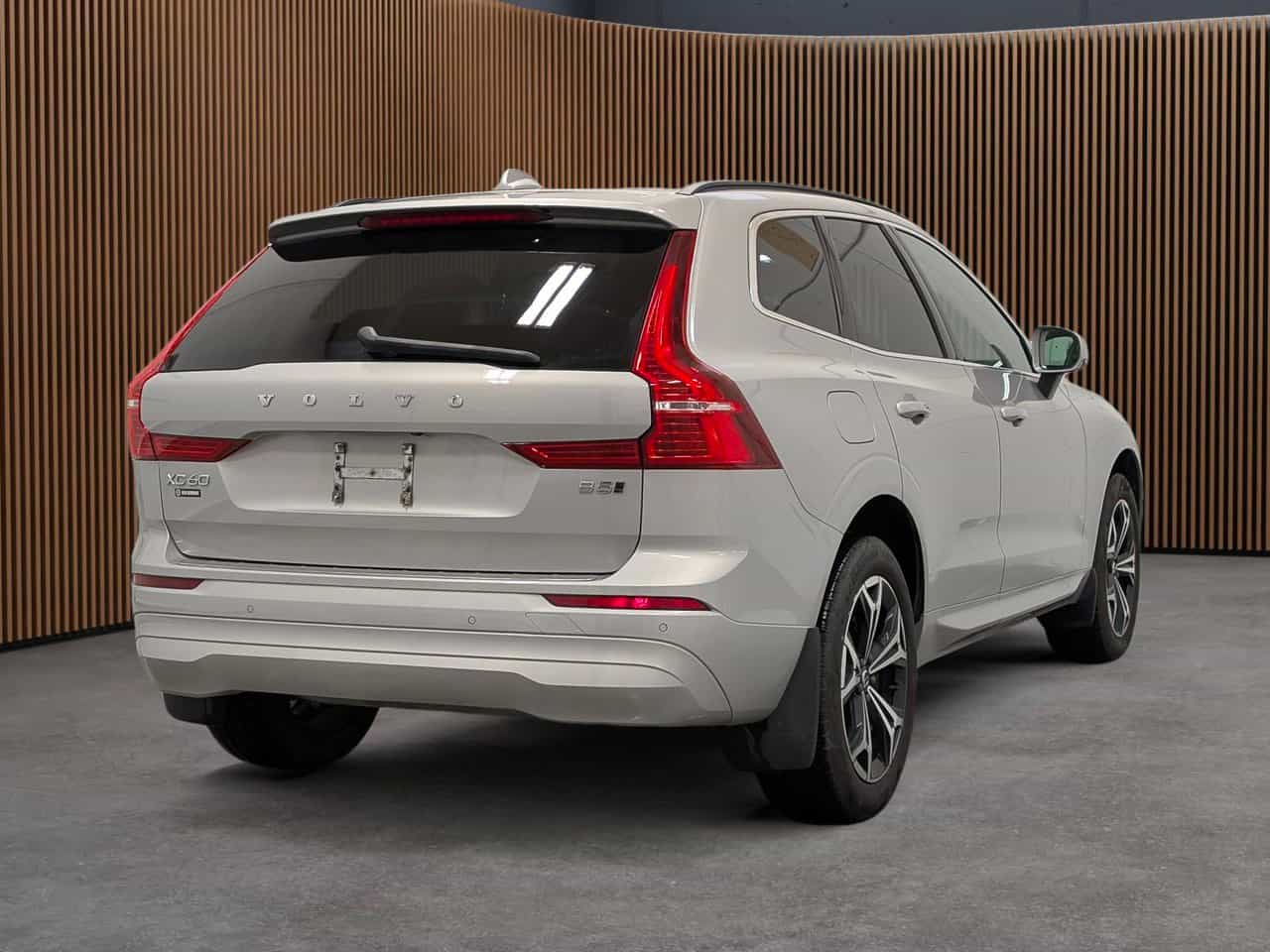 2022 Volvo XC60 Momentum - Image 6