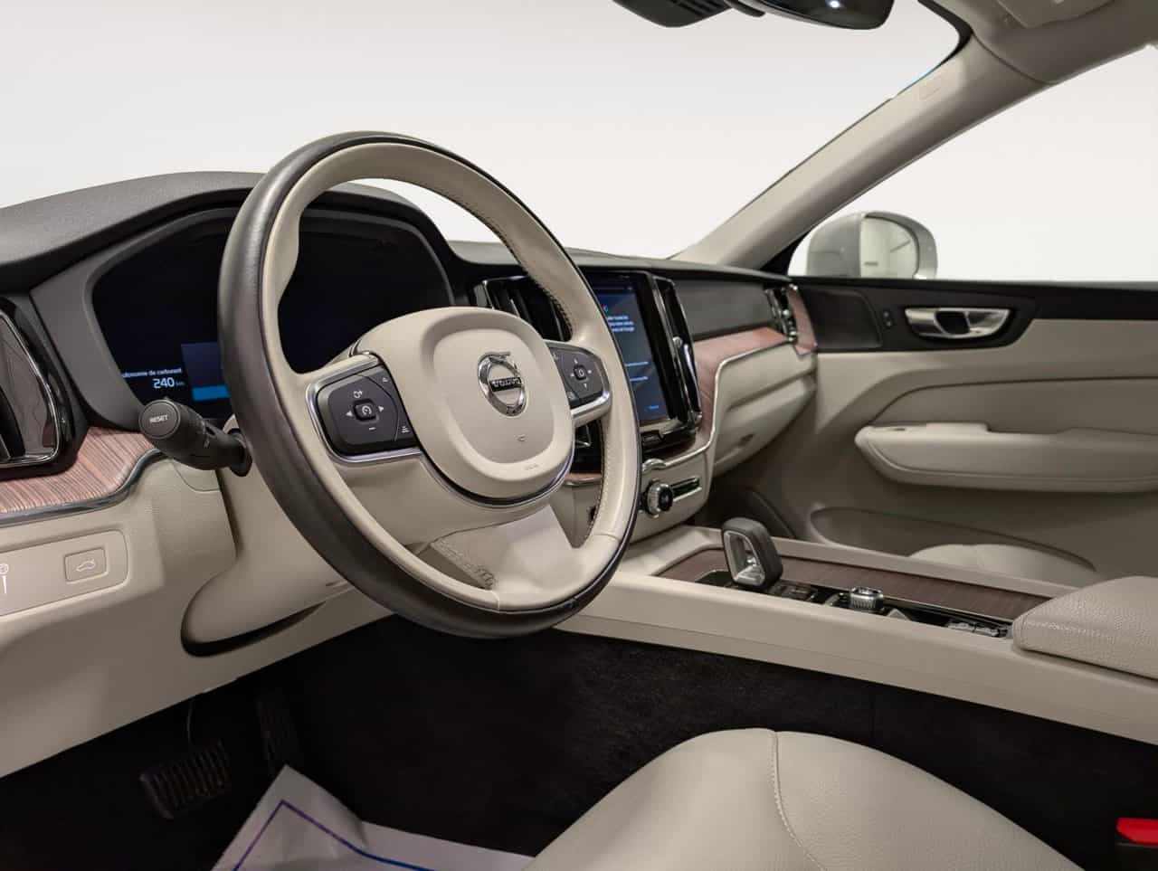 2022 Volvo XC60 Momentum - Image 8