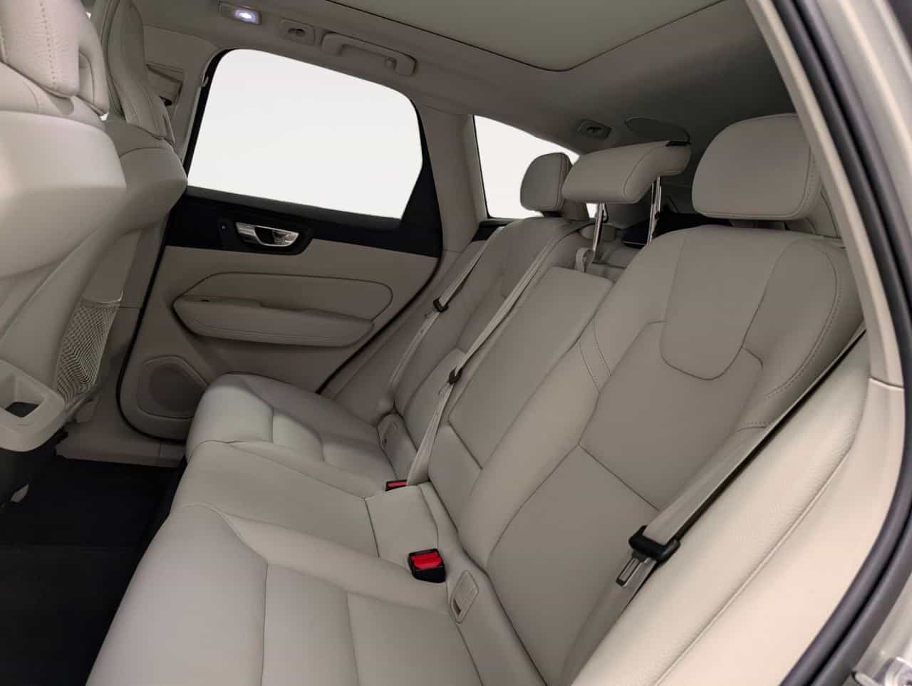 2022 Volvo XC60 Momentum - Image 12