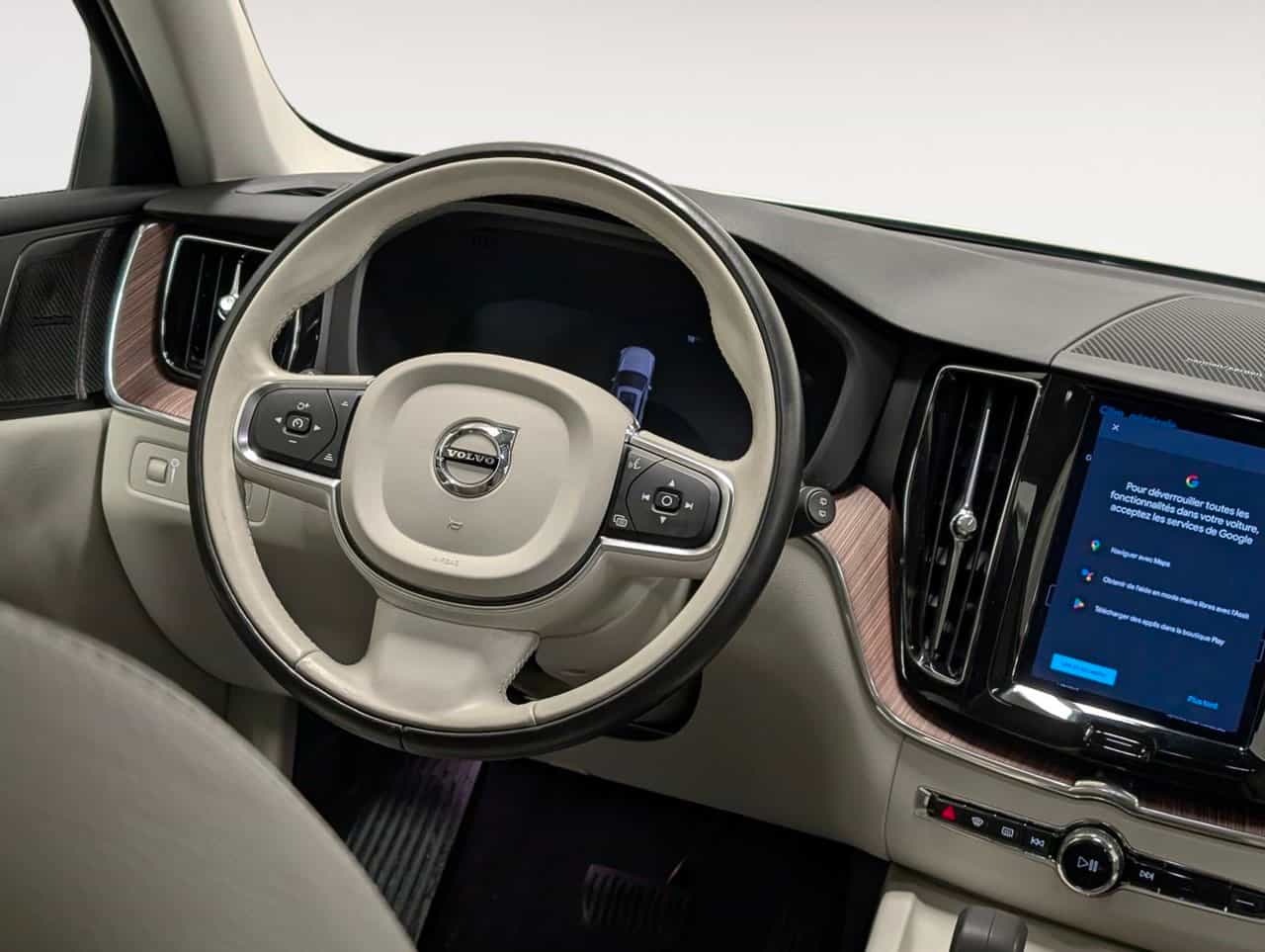 2022 Volvo XC60 Momentum - Image 14