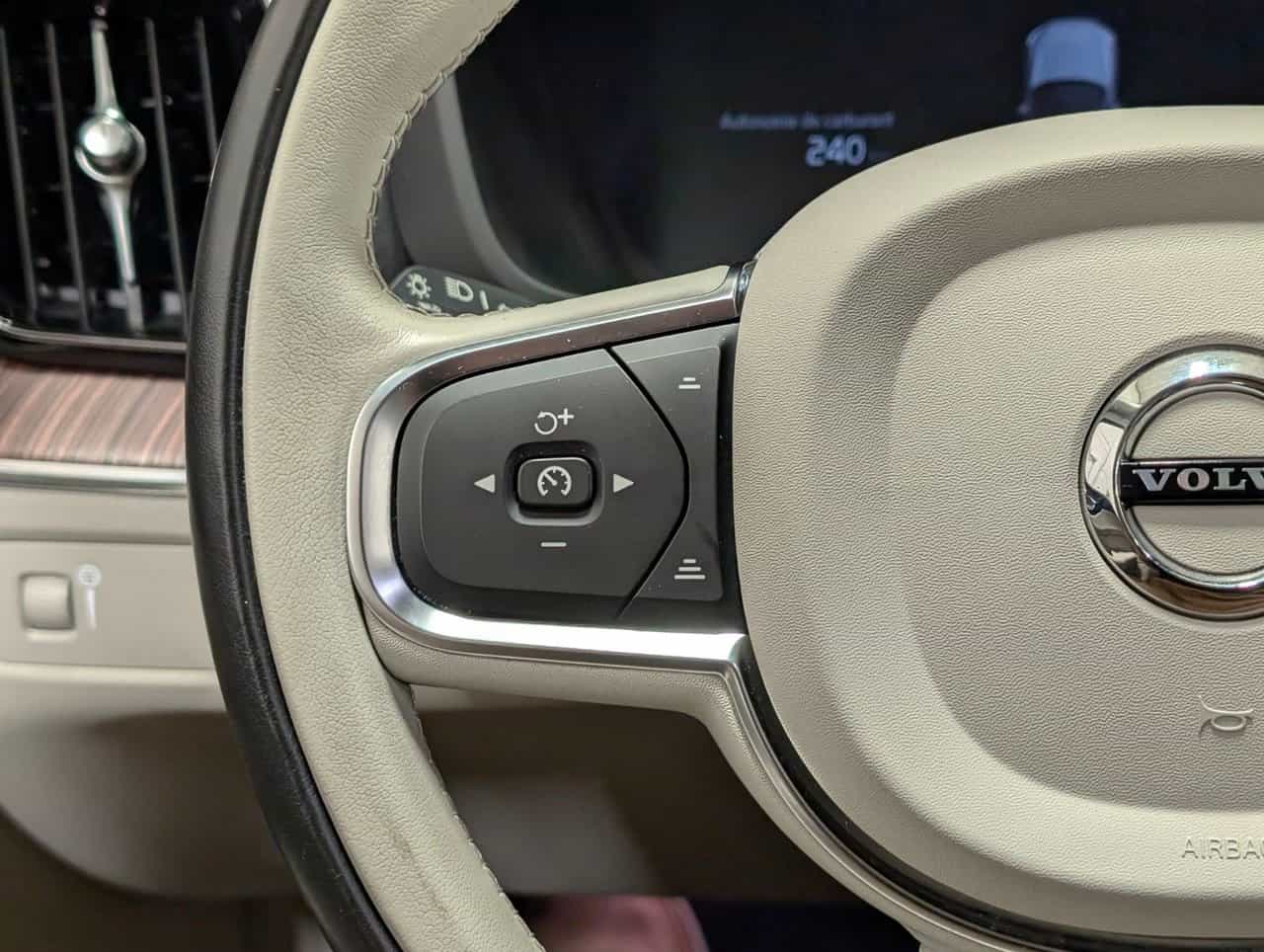 2022 Volvo XC60 Momentum - Image 21
