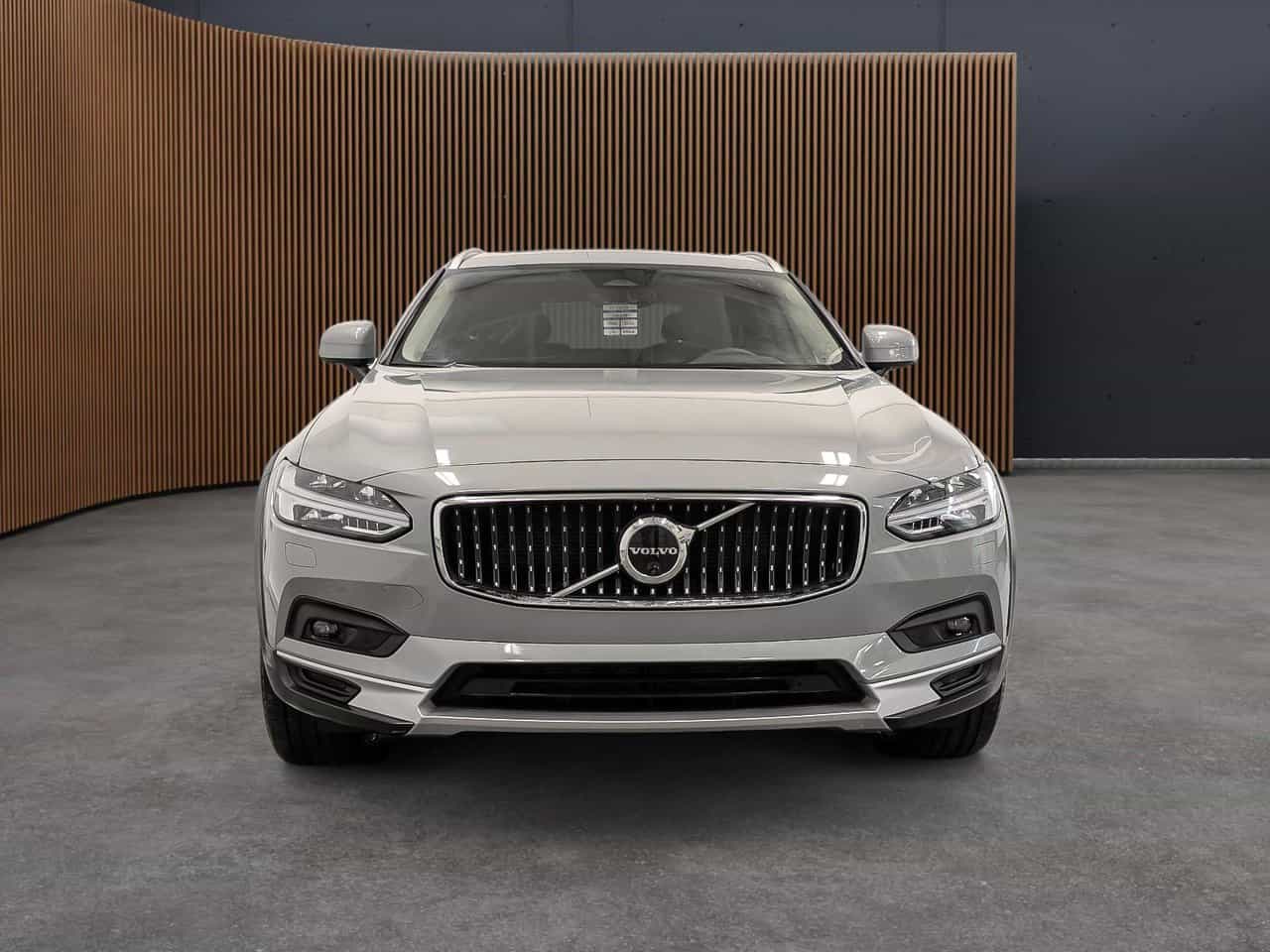 2025 Volvo V90 Cross Country B6 - CC Plus - Image 2