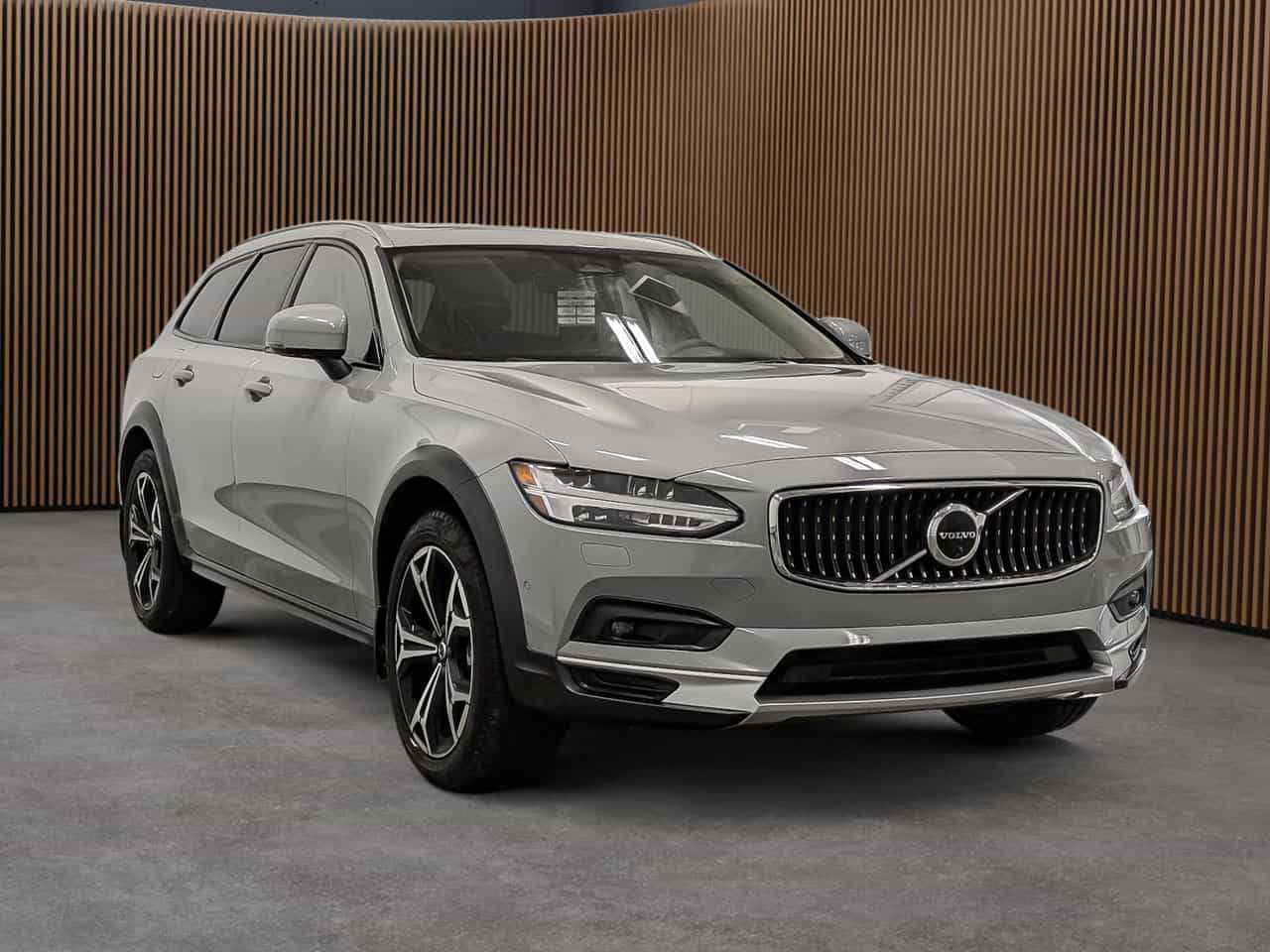 2025 Volvo V90 Cross Country B6 - CC Plus - Image 3