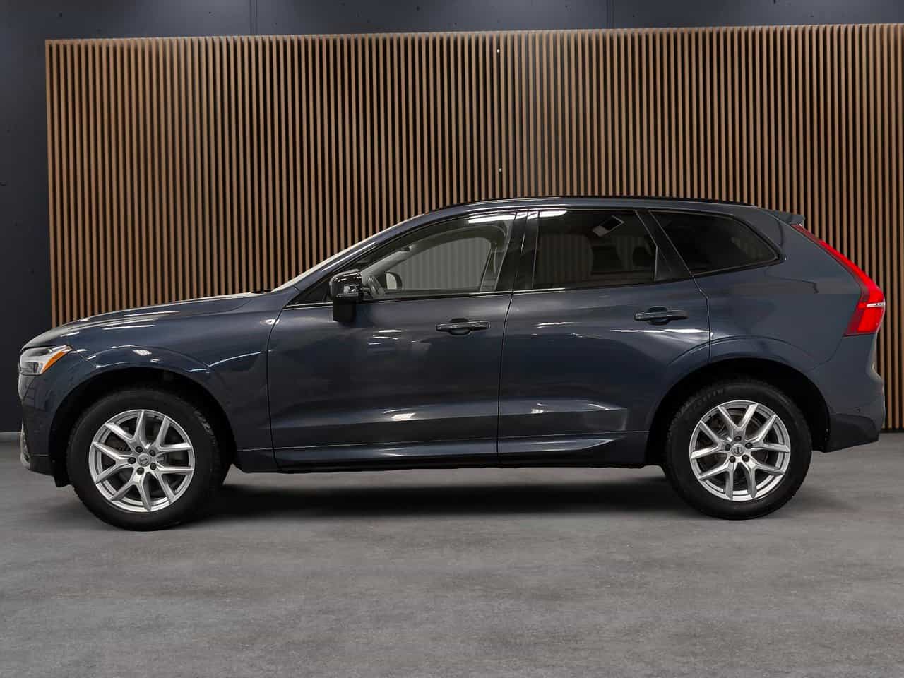 2023 Volvo XC60 Plus Dark B6 - Image 2