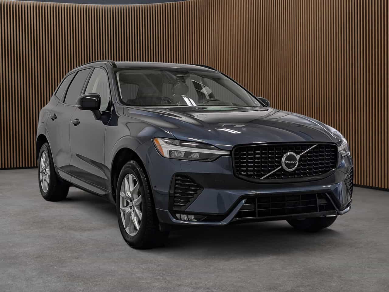 2023 Volvo XC60 Plus Dark B6 - Image 4