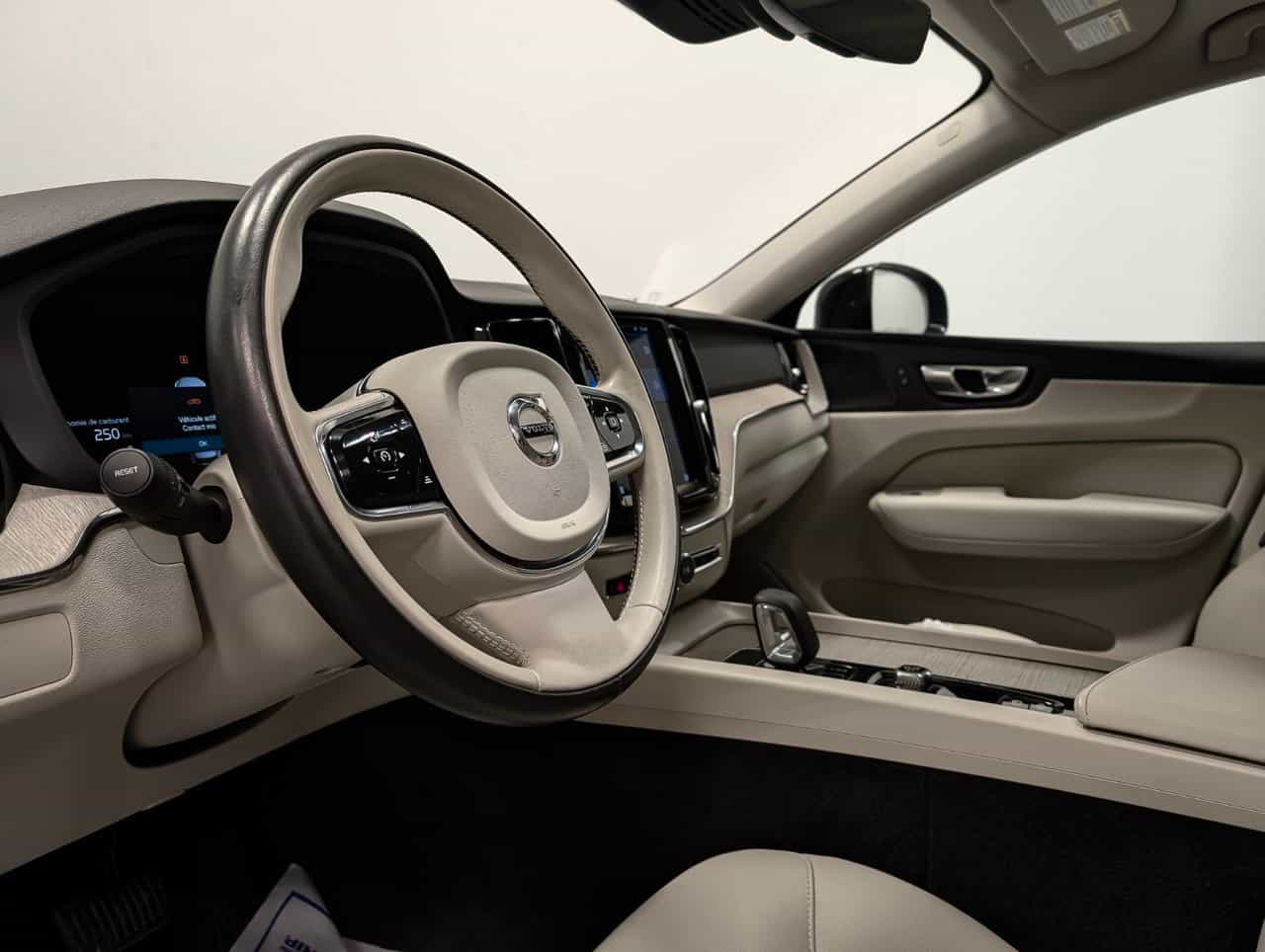 2023 Volvo XC60 Plus Dark B6 - Image 8