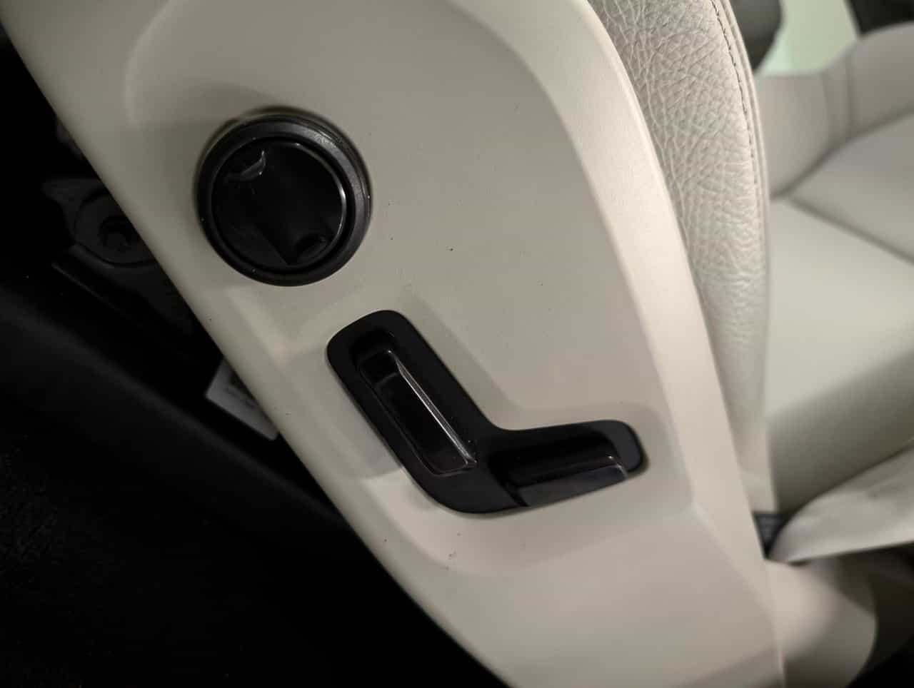 2023 Volvo XC60 Plus Dark B6 - Image 10