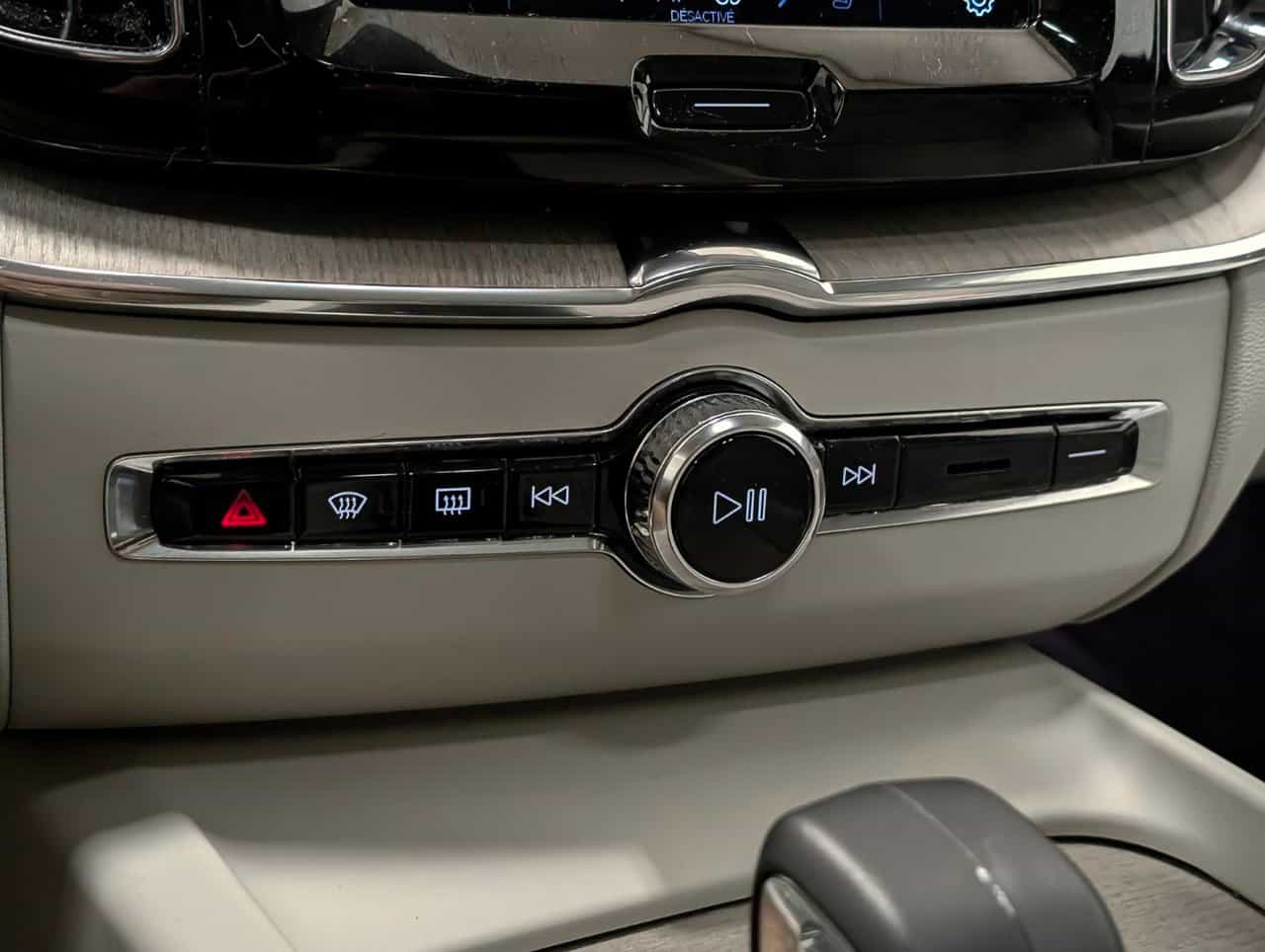 2023 Volvo XC60 Plus Dark B6 - Image 18