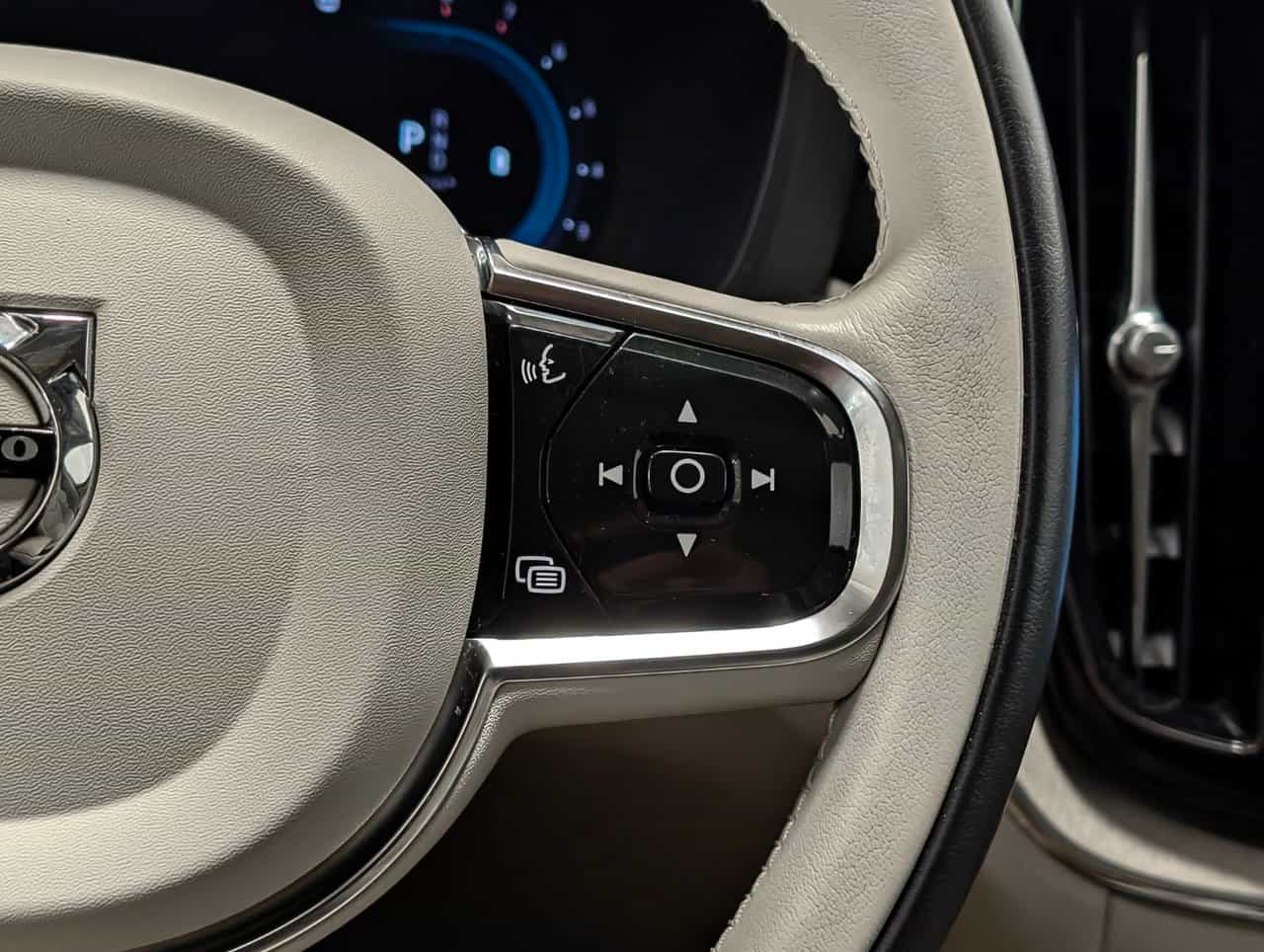 Image 21 Volvo XC60 Plus Dark B6 2023