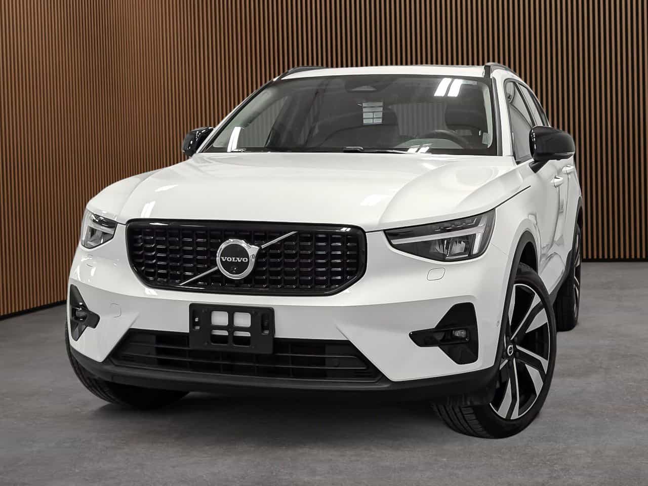 Image 1 Volvo XC40 B5 - Plus 2025