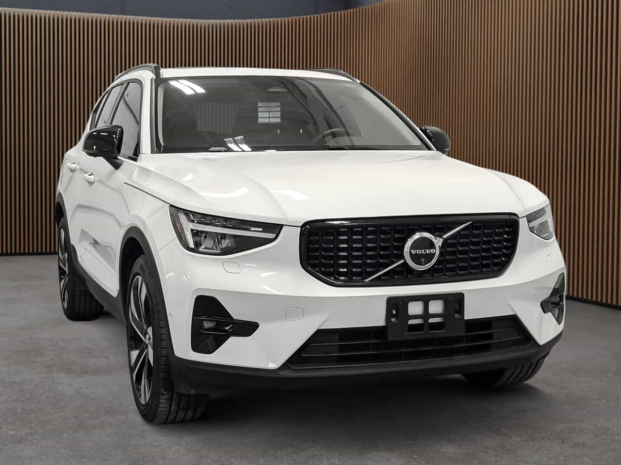 2025 Volvo XC40 B5 - Plus - Image 3