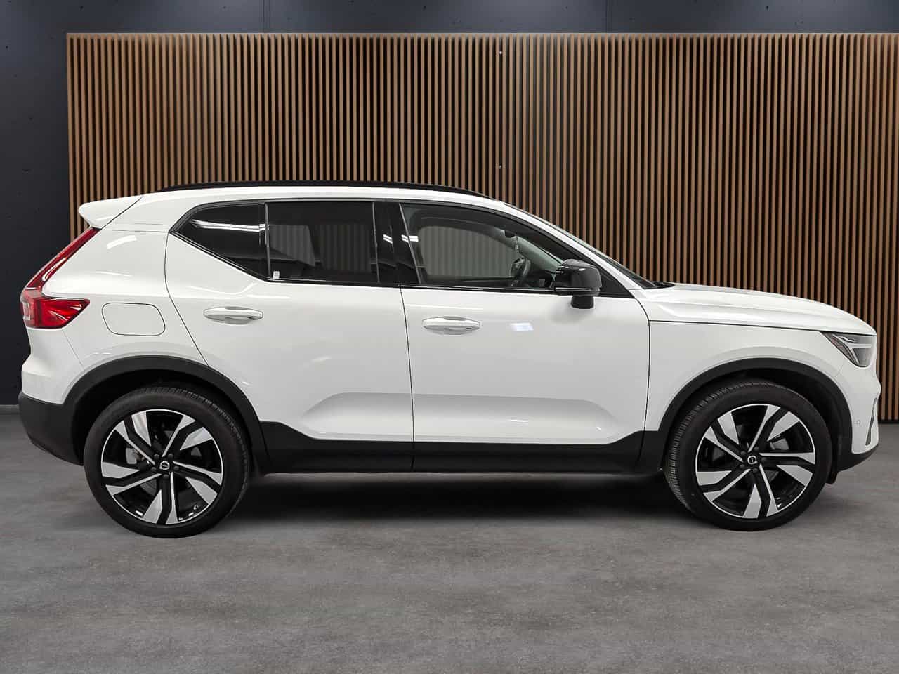 2025 Volvo XC40 B5 - Plus - Image 7