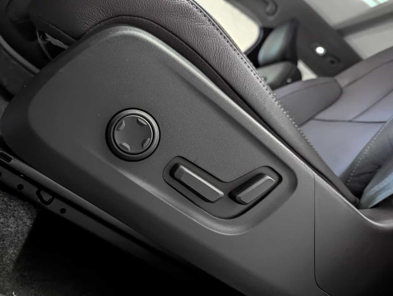 2025 Volvo XC40 B5 - Plus - Image 8