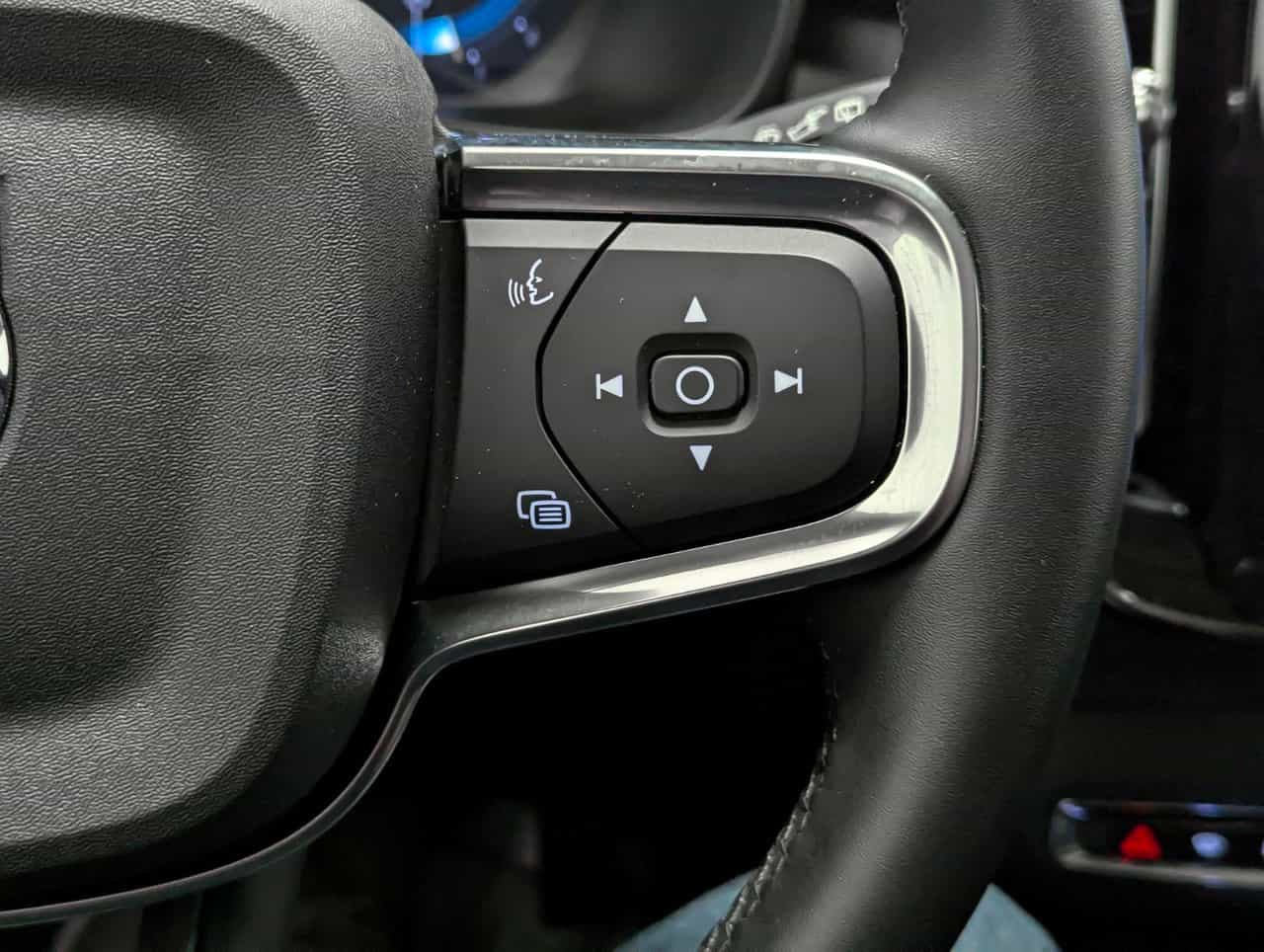 2025 Volvo XC40 B5 - Plus - Image 17