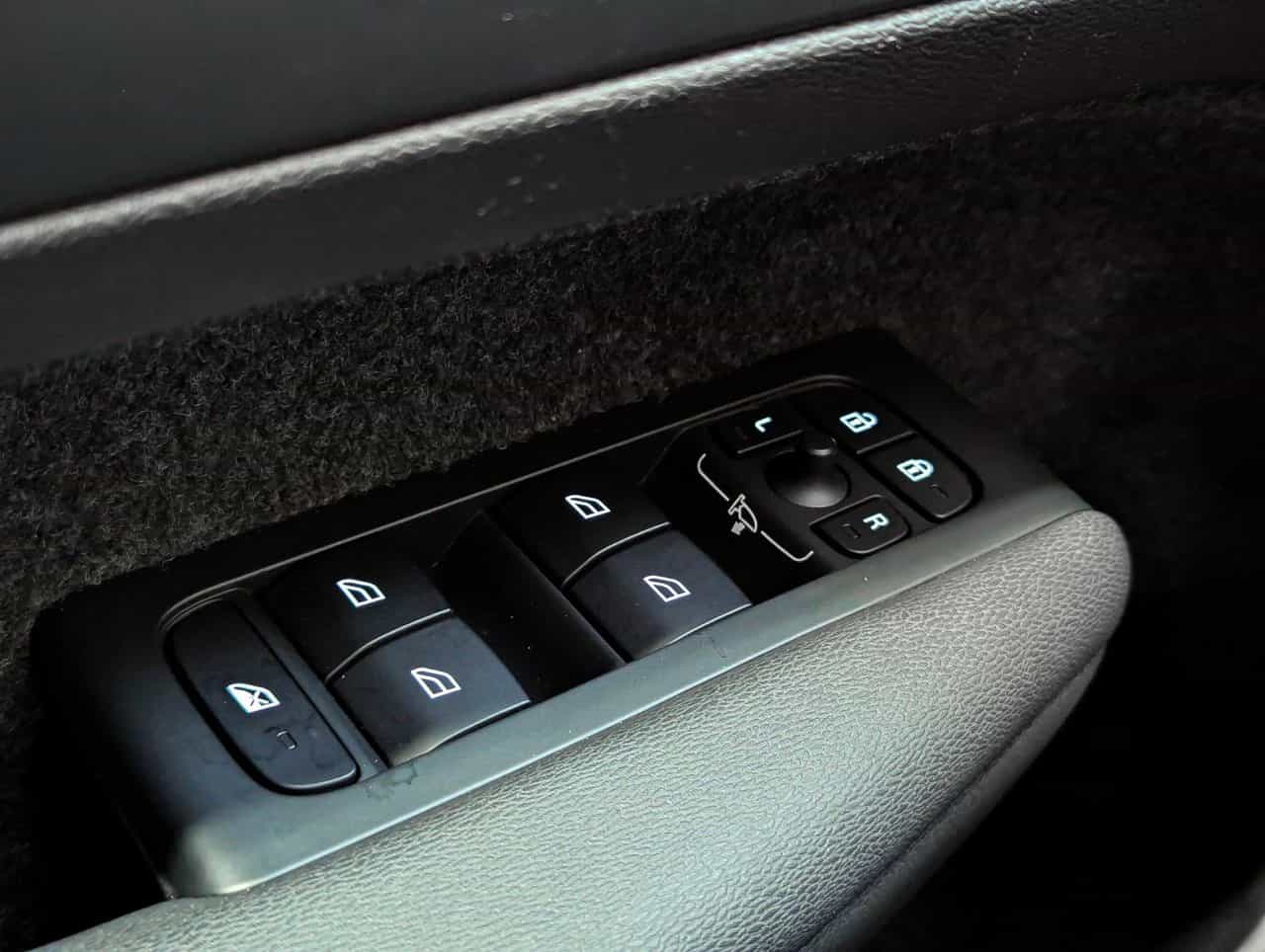 2025 Volvo XC40 B5 - Plus - Image 21