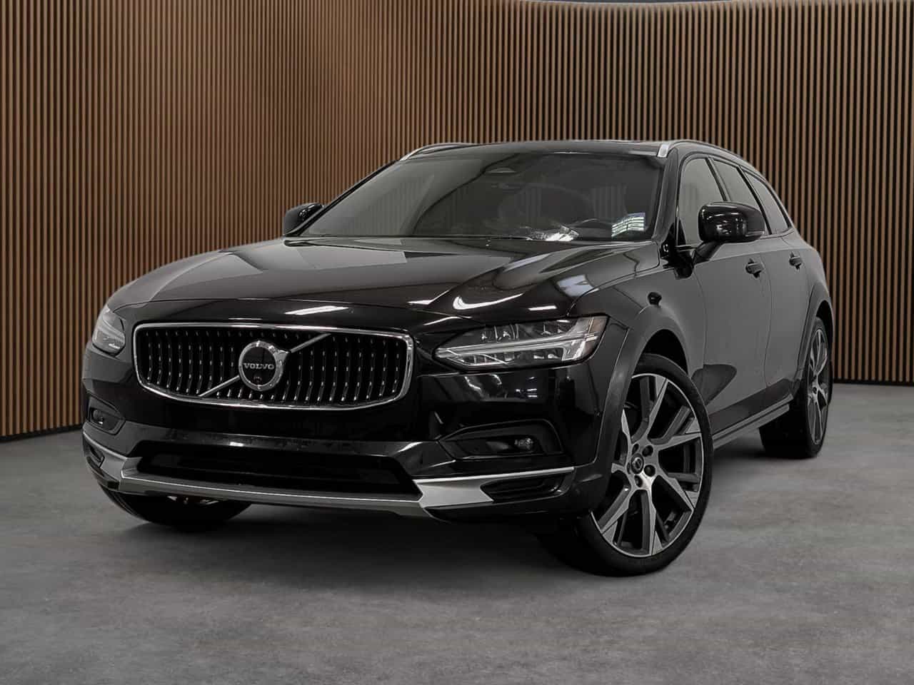 2022 Volvo V90 Cross Country CC B6 - Image 1