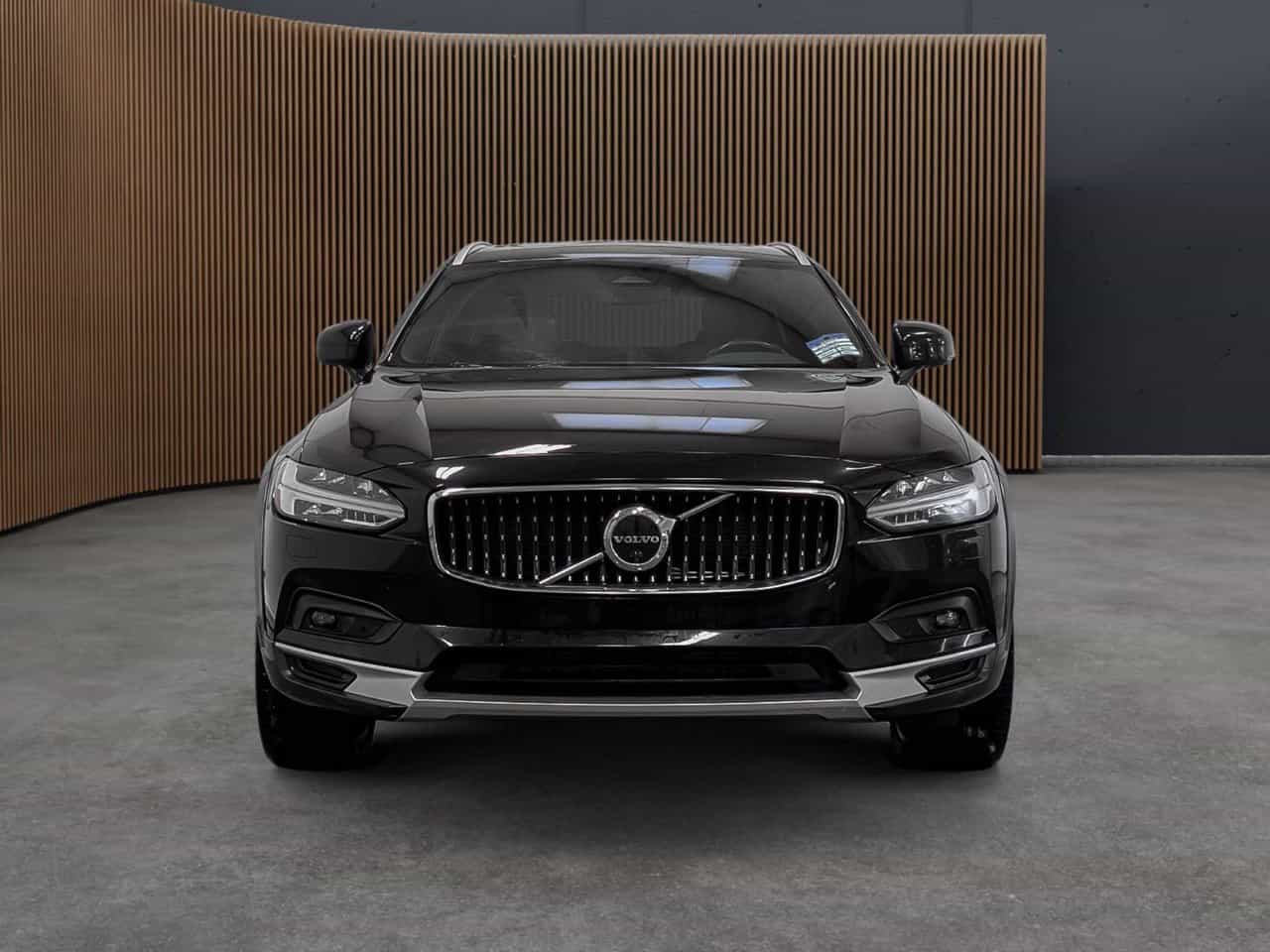2022 Volvo V90 Cross Country CC B6 - Image 3