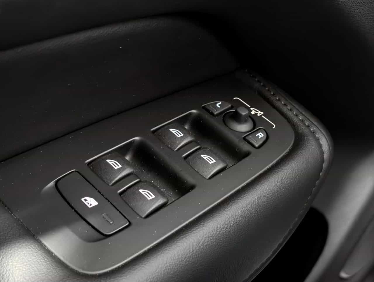 2025 Volvo XC60 B5 - Core - Image 24