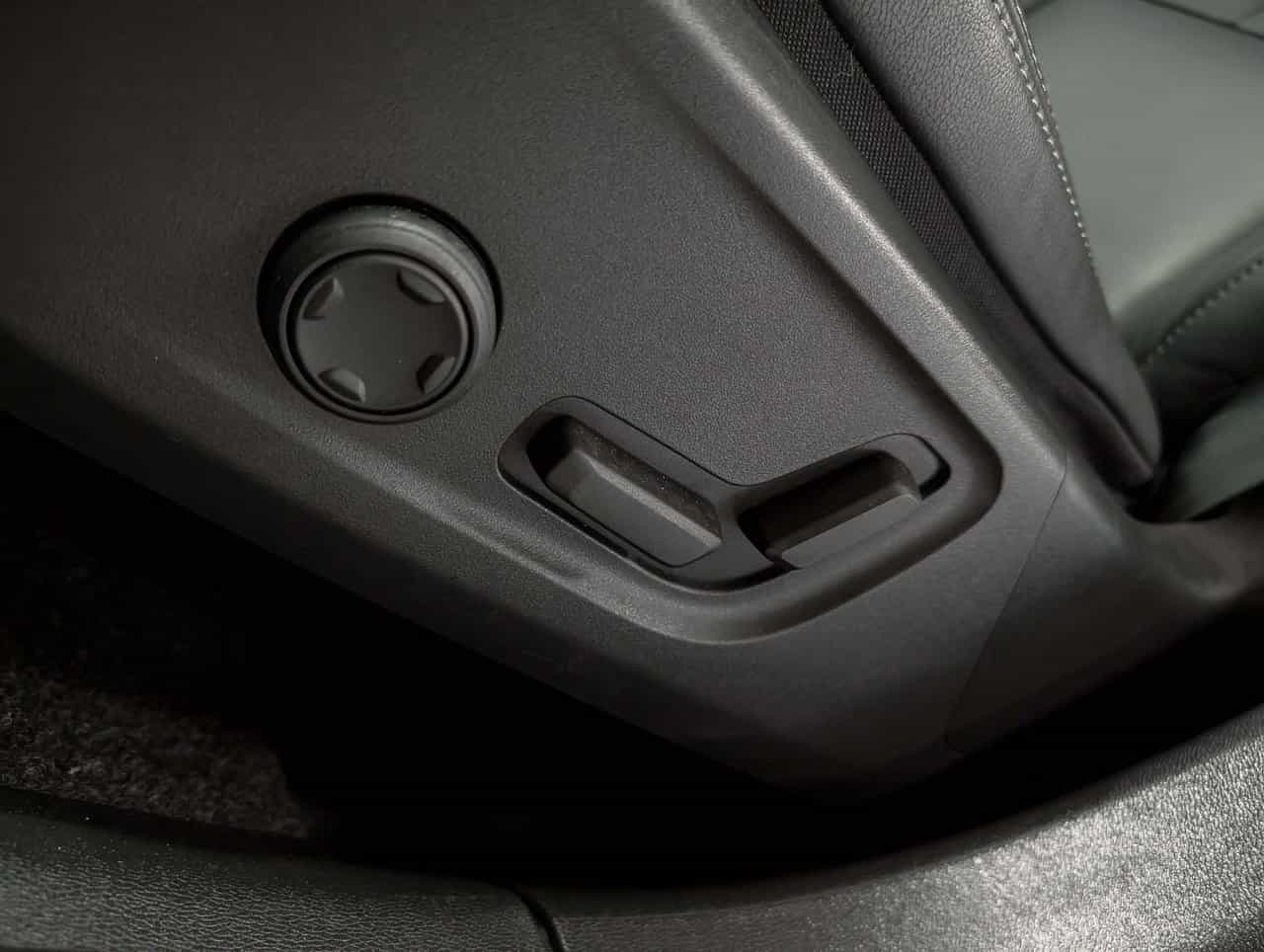 2025 Volvo XC40 B5 - Plus - Image 11