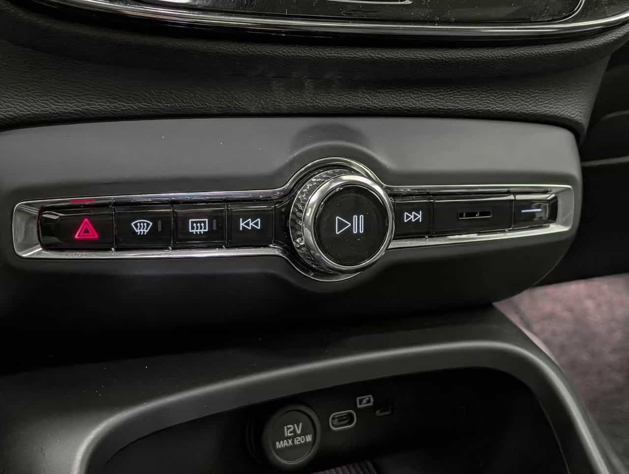 2025 Volvo XC40 B5 - Plus - Image 19