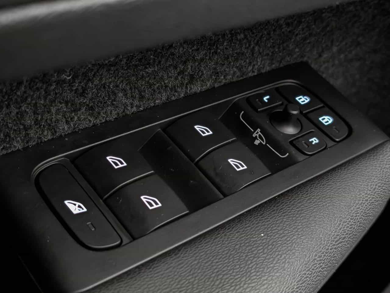 2025 Volvo XC40 B5 - Plus - Image 24