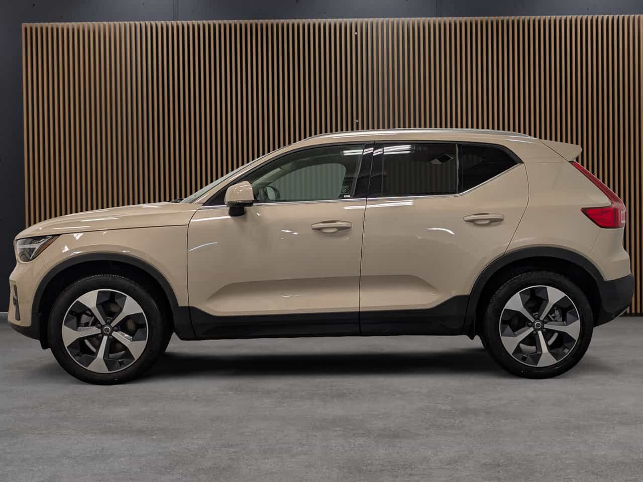 2025 Volvo XC40 B5 - Plus - Image 2
