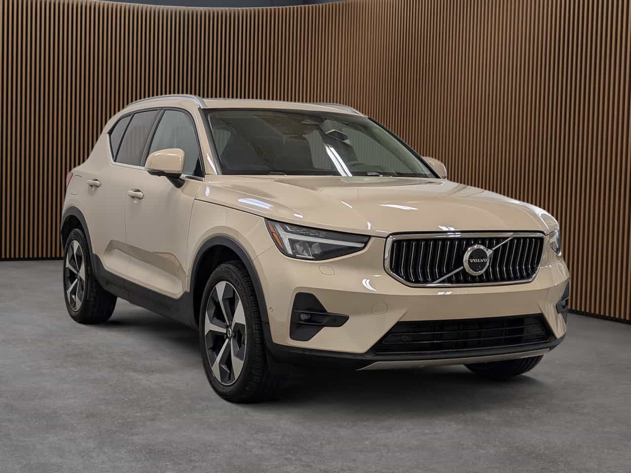 2025 Volvo XC40 B5 - Plus - Image 4