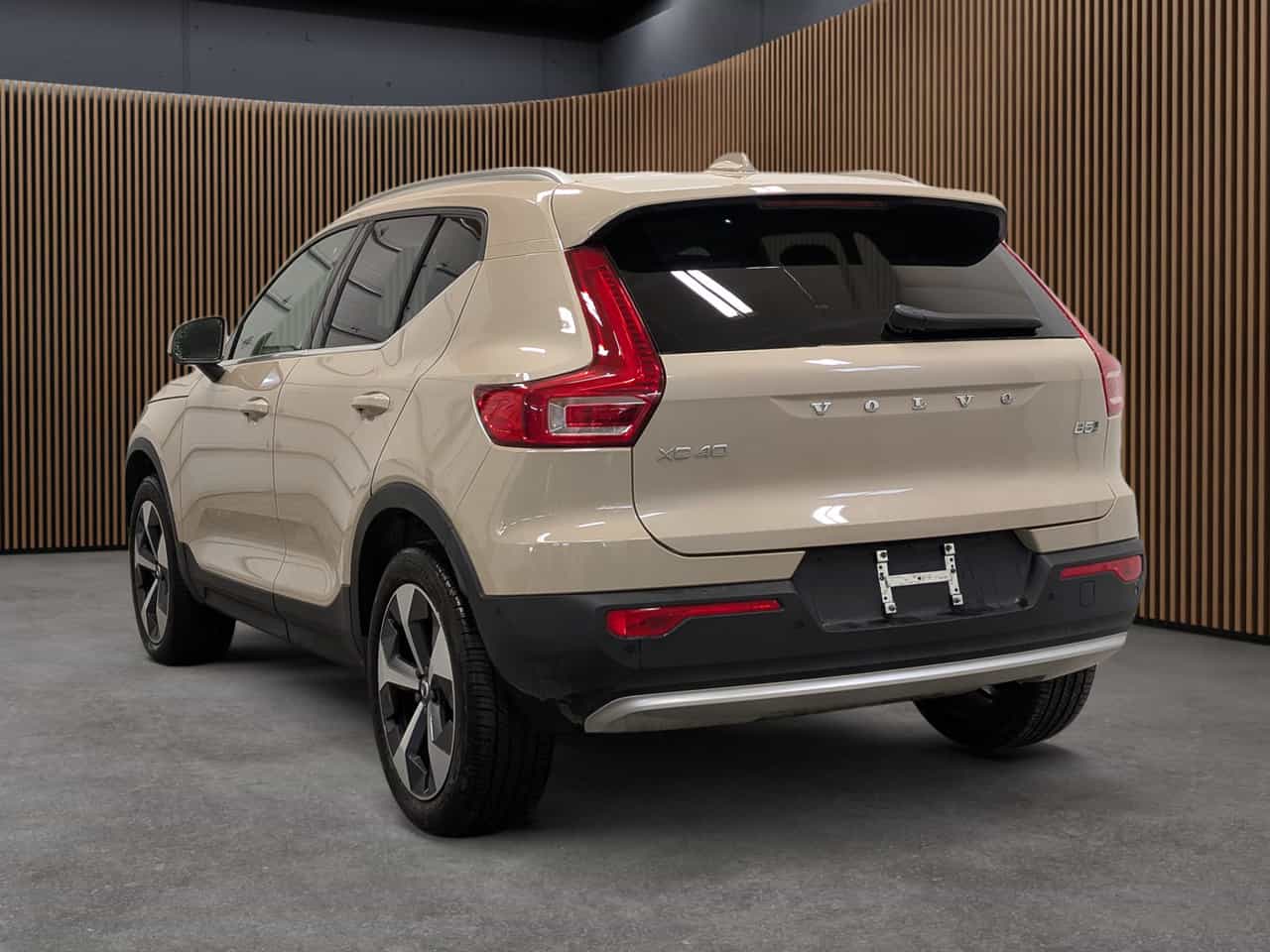 2025 Volvo XC40 B5 - Plus - Image 5