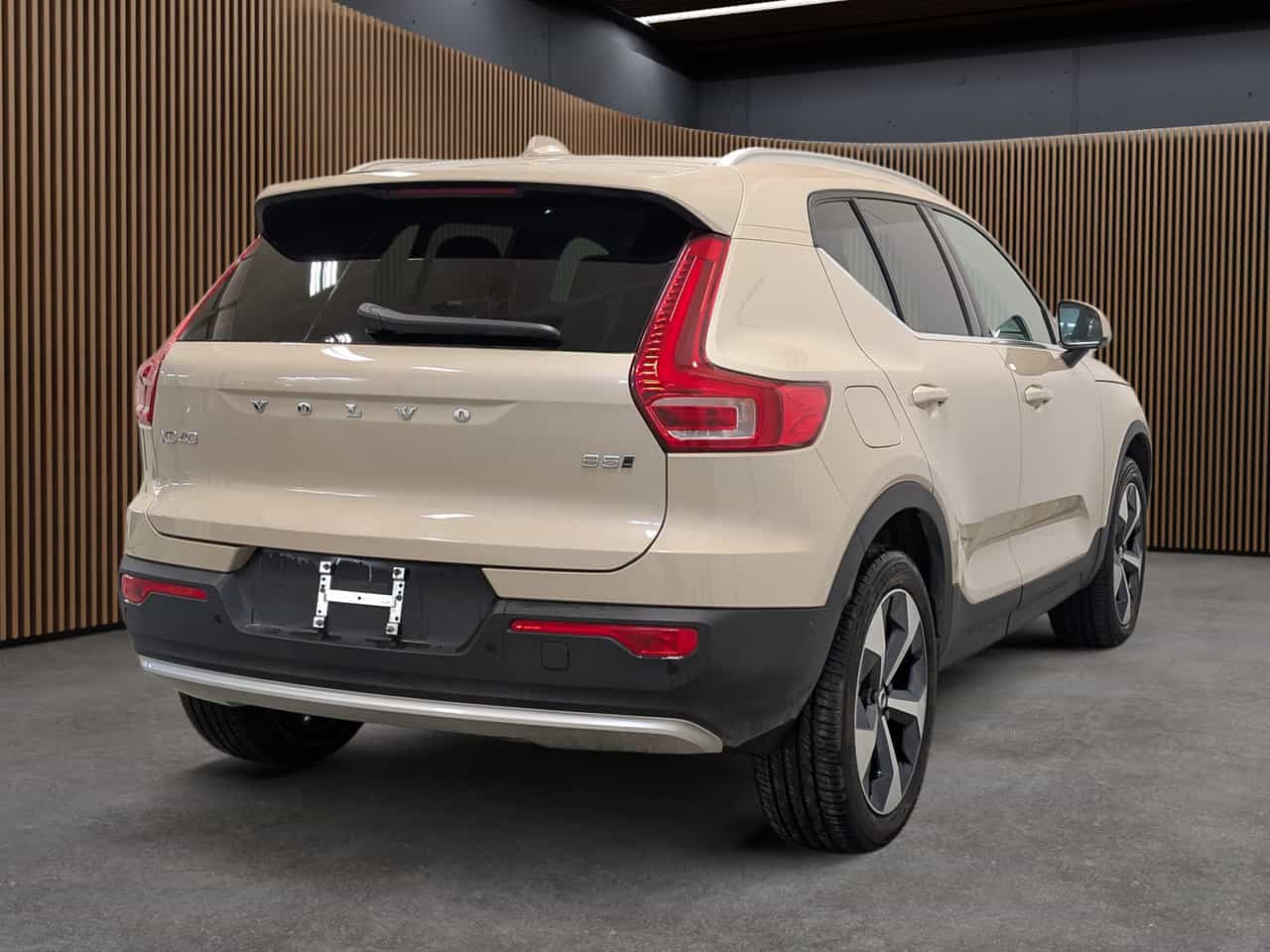 2025 Volvo XC40 B5 - Plus - Image 7