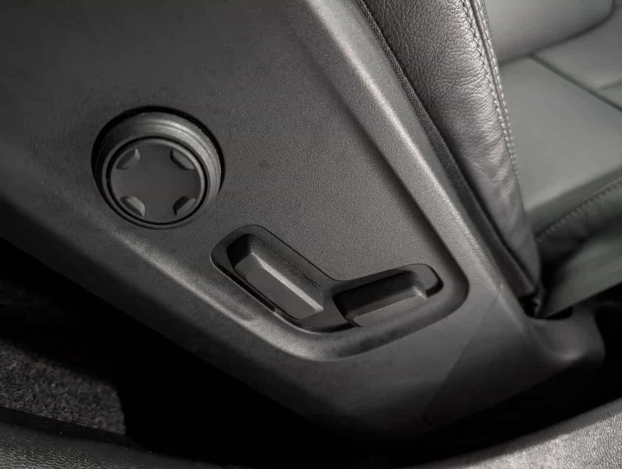 2025 Volvo XC40 B5 - Plus - Image 10