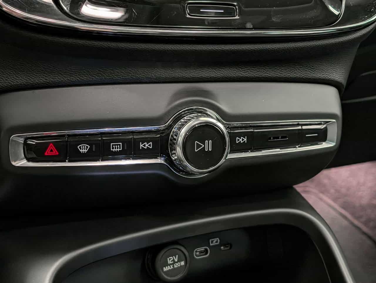 2025 Volvo XC40 B5 - Plus - Image 18