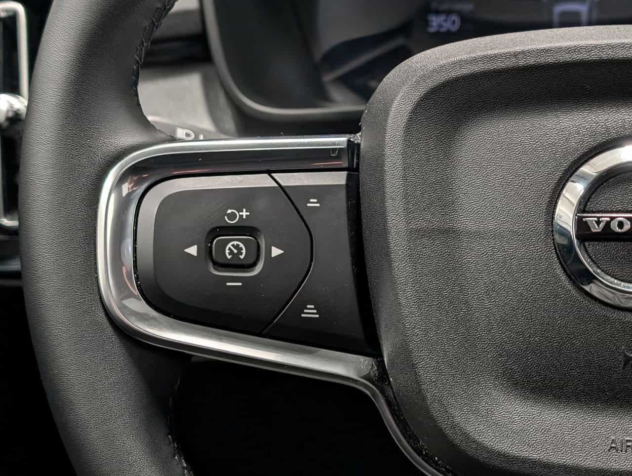 2025 Volvo XC40 B5 - Plus - Image 21