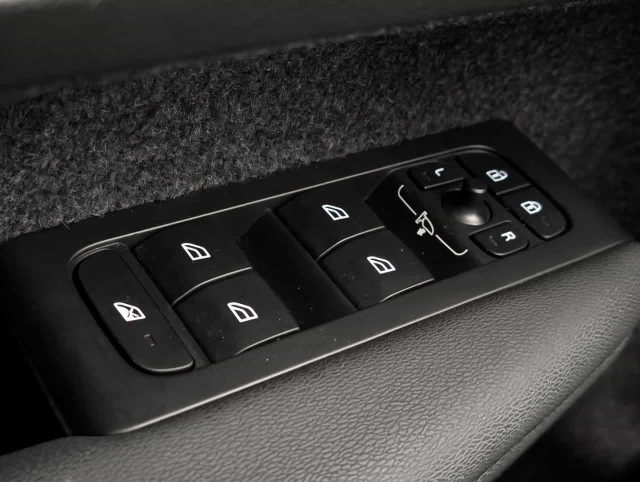 2025 Volvo XC40 B5 - Plus - Image 22