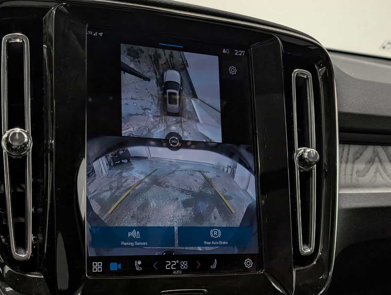 2025 Volvo XC40 B5 - Plus - Image 24