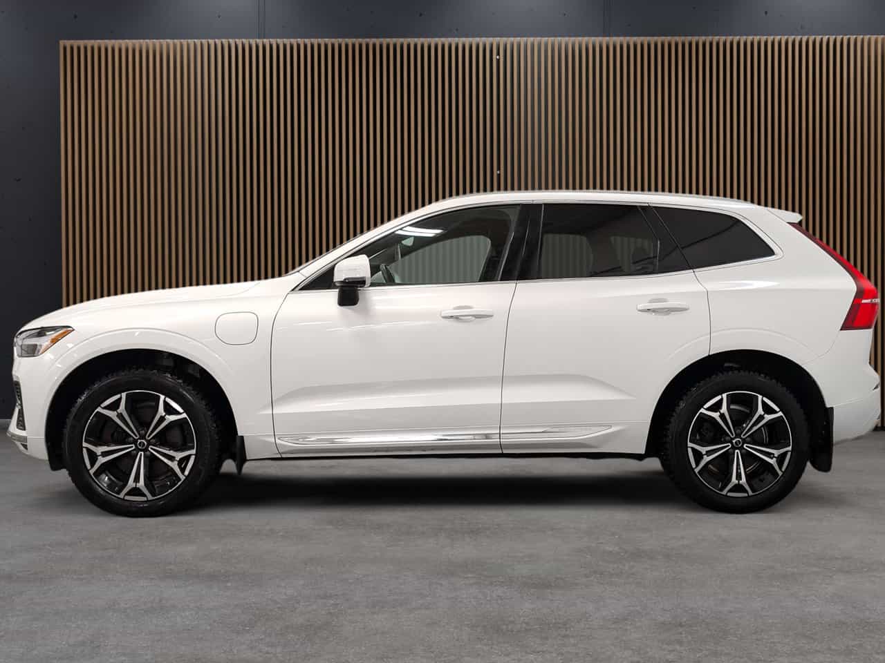 2022 Volvo XC60 Inscrptn Expr Rchrg - Image 2