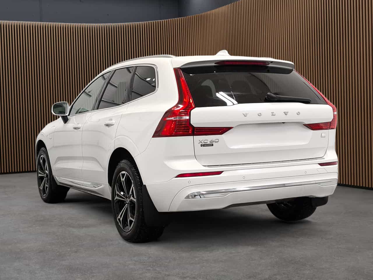 2022 Volvo XC60 Inscrptn Expr Rchrg - Image 5