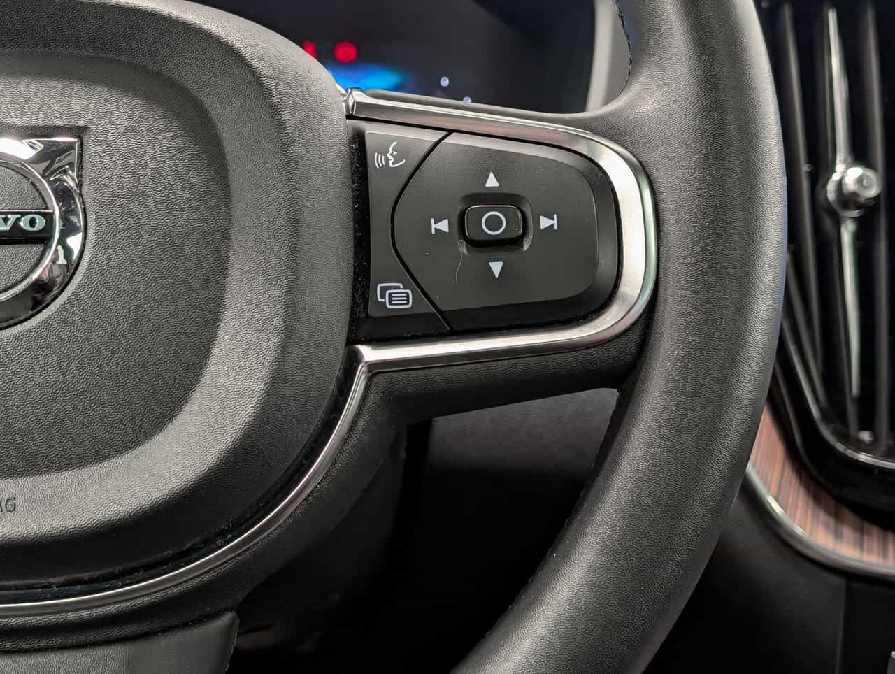 2022 Volvo XC60 Inscrptn Expr Rchrg - Image 19