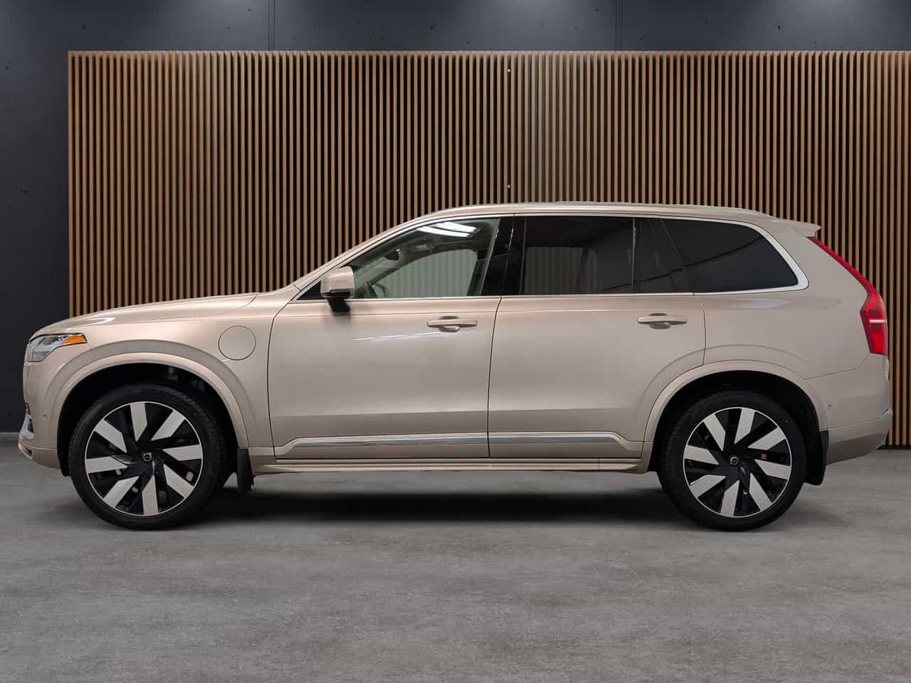 2025 Volvo XC90 T8 AWD Ultra Bright Theme 7-Seater - Image 2