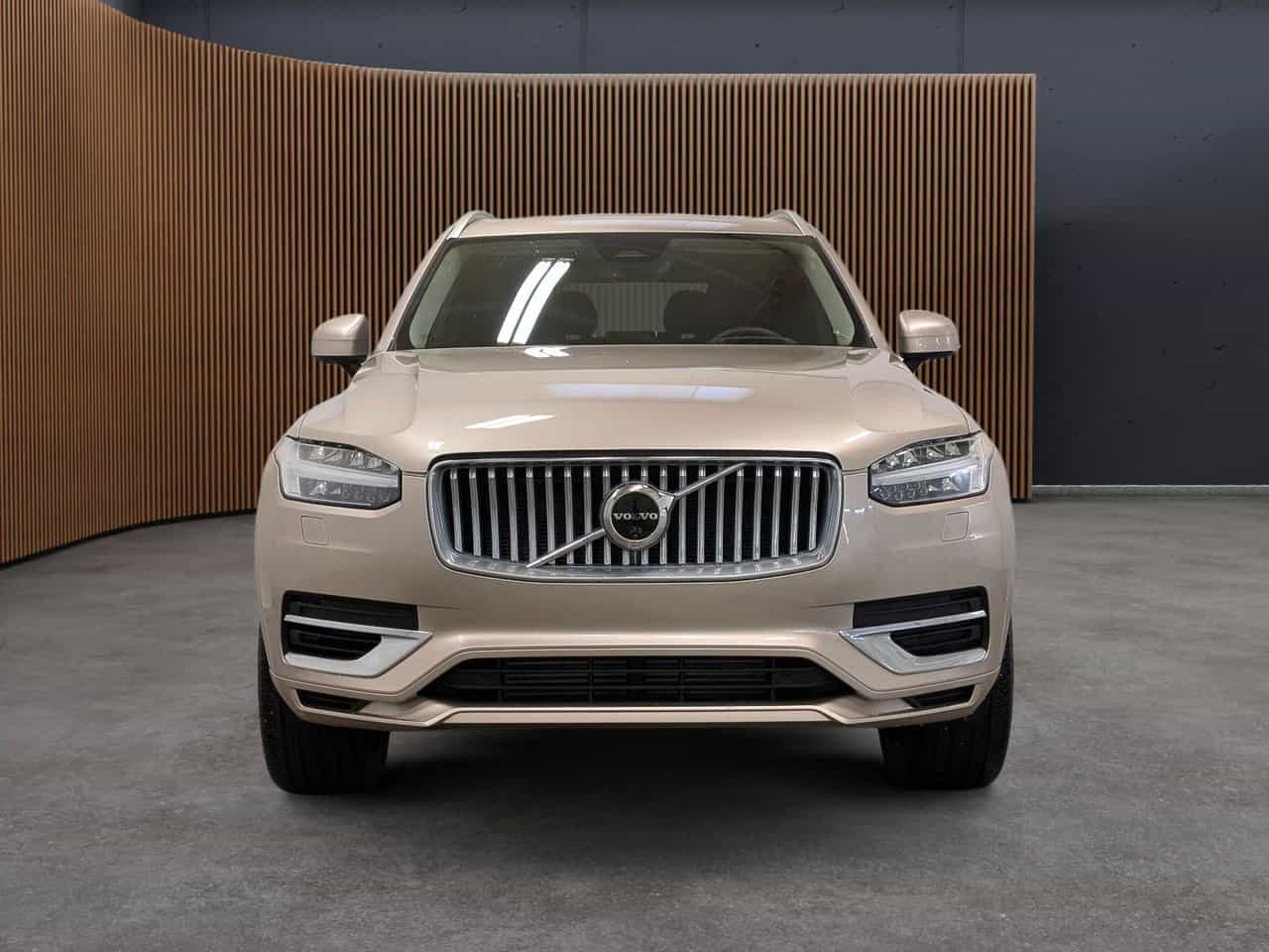 2025 Volvo XC90 T8 AWD Ultra Bright Theme 7-Seater - Image 3