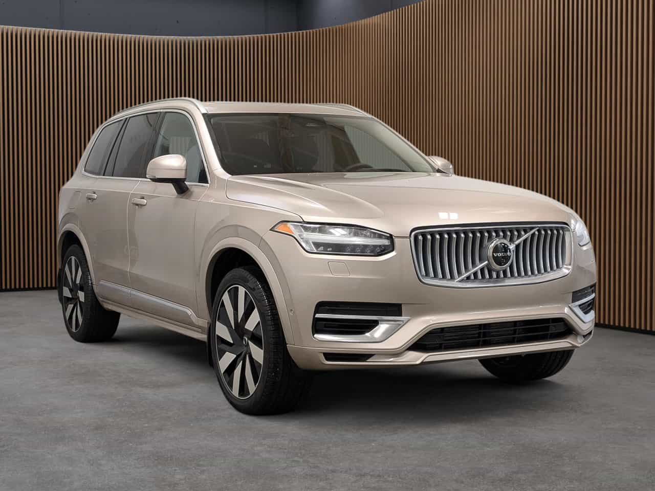 2025 Volvo XC90 T8 AWD Ultra Bright Theme 7-Seater - Image 4