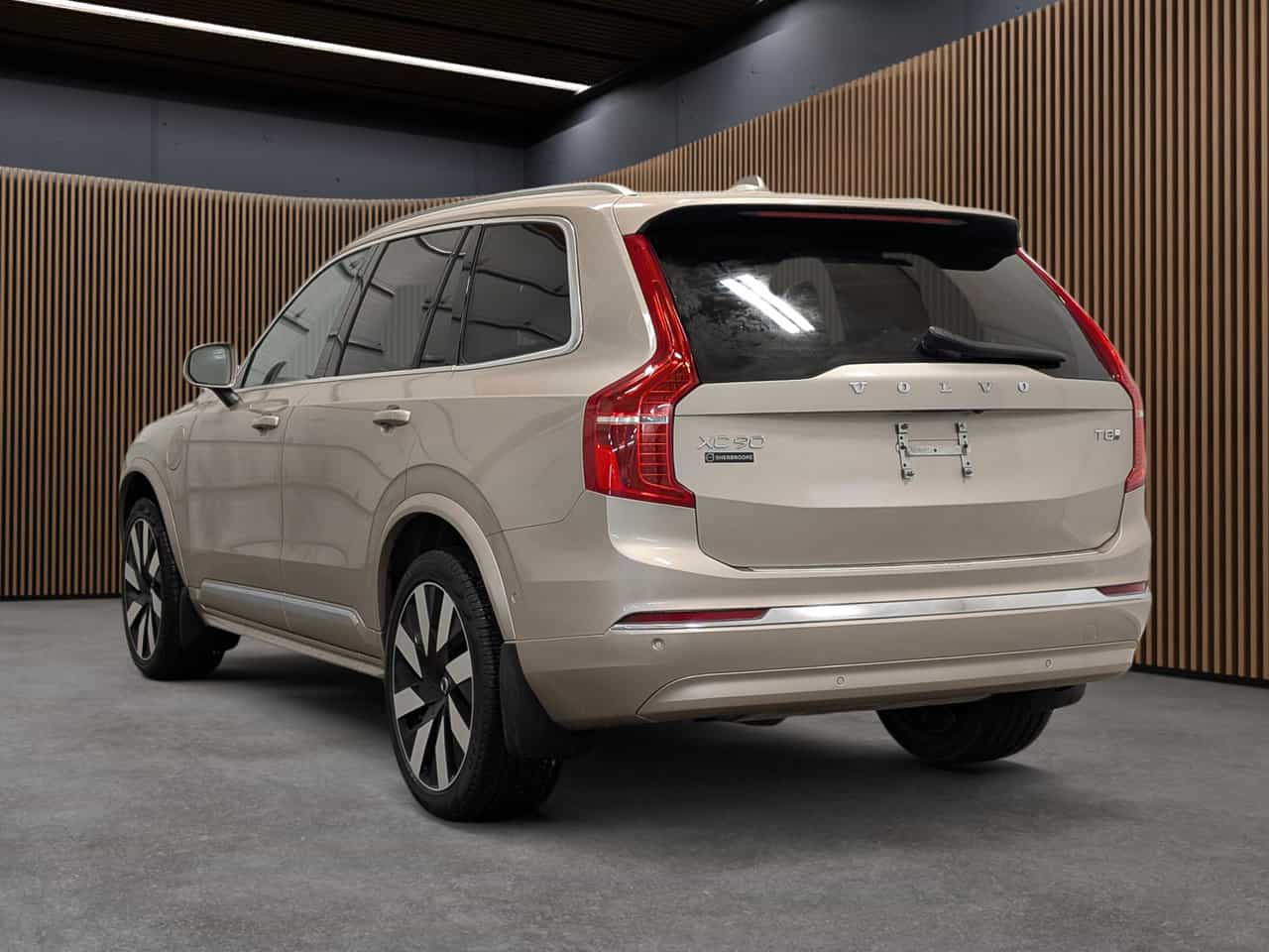 2025 Volvo XC90 T8 AWD Ultra Bright Theme 7-Seater - Image 5