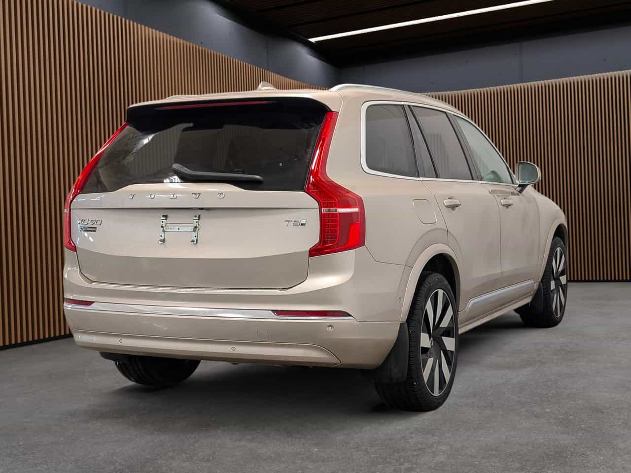 2025 Volvo XC90 T8 AWD Ultra Bright Theme 7-Seater - Image 7