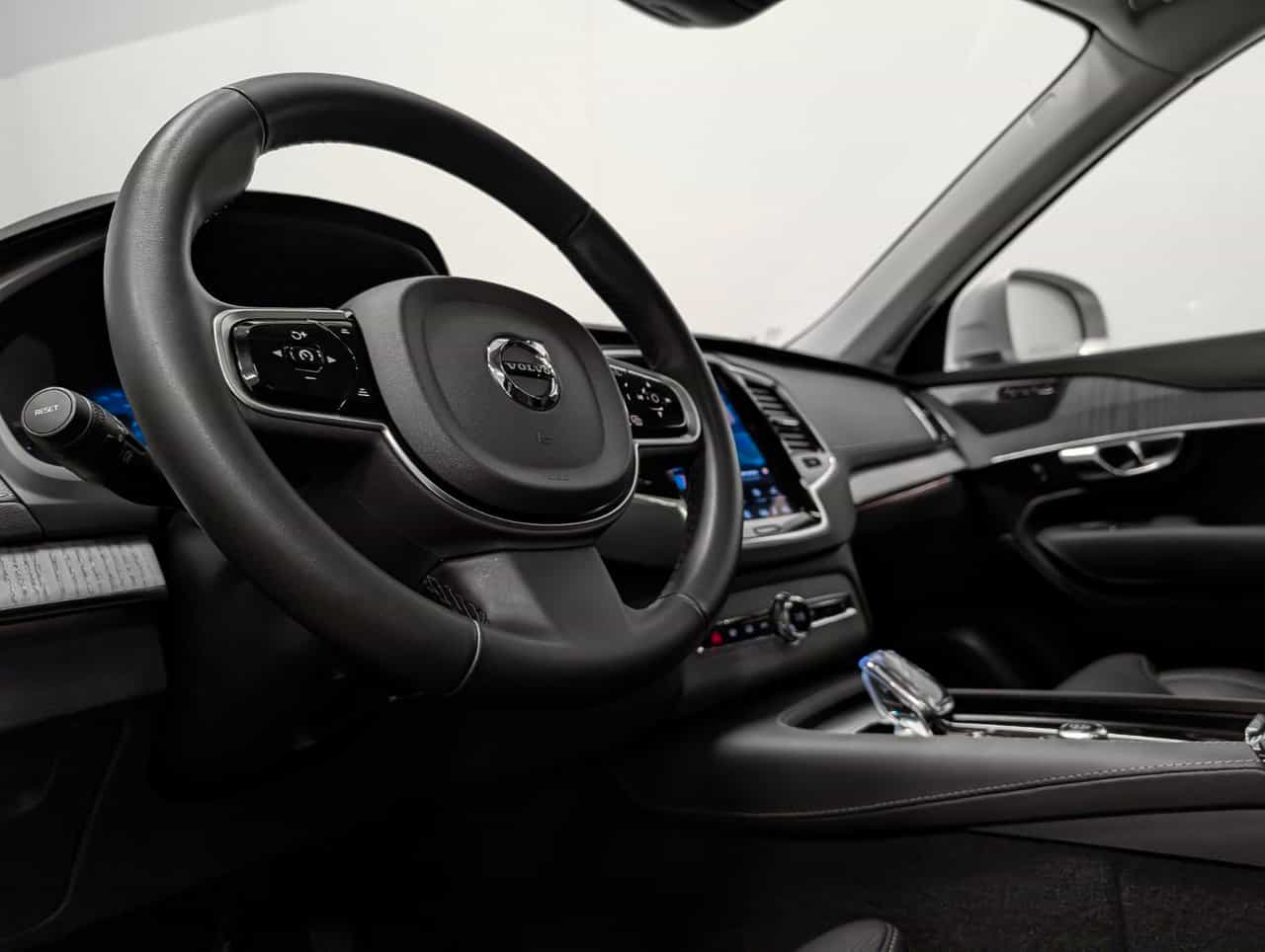 2025 Volvo XC90 T8 AWD Ultra Bright Theme 7-Seater - Image 8