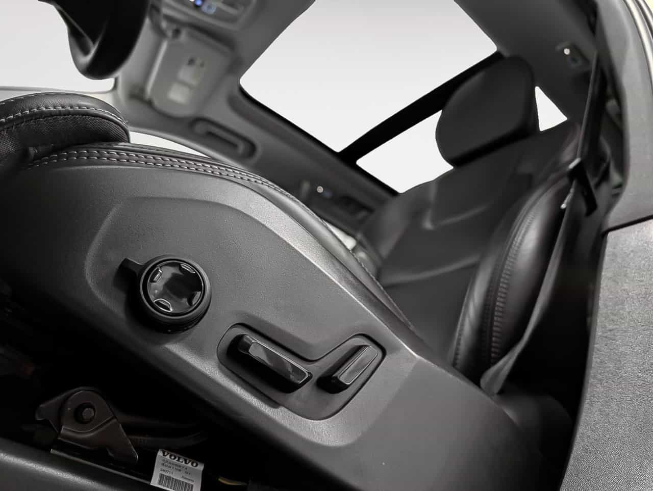 2025 Volvo XC90 T8 AWD Ultra Bright Theme 7-Seater - Image 10