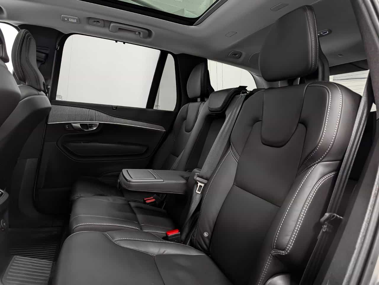 2025 Volvo XC90 T8 AWD Ultra Bright Theme 7-Seater - Image 11