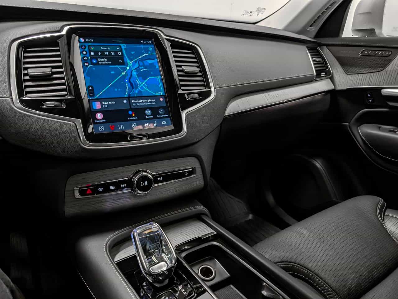 2025 Volvo XC90 T8 AWD Ultra Bright Theme 7-Seater - Image 14