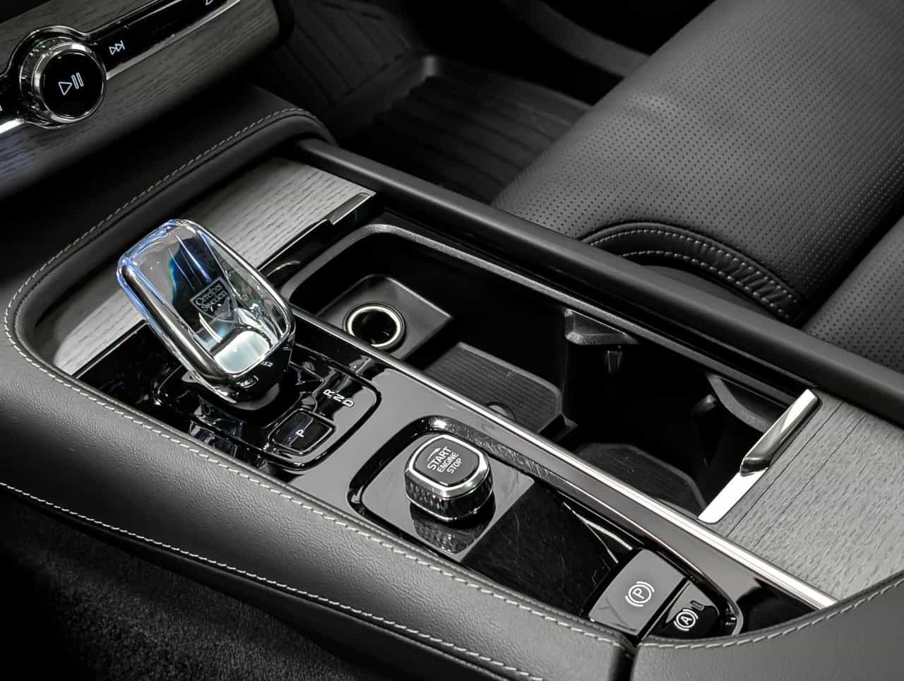 2025 Volvo XC90 T8 AWD Ultra Bright Theme 7-Seater - Image 18