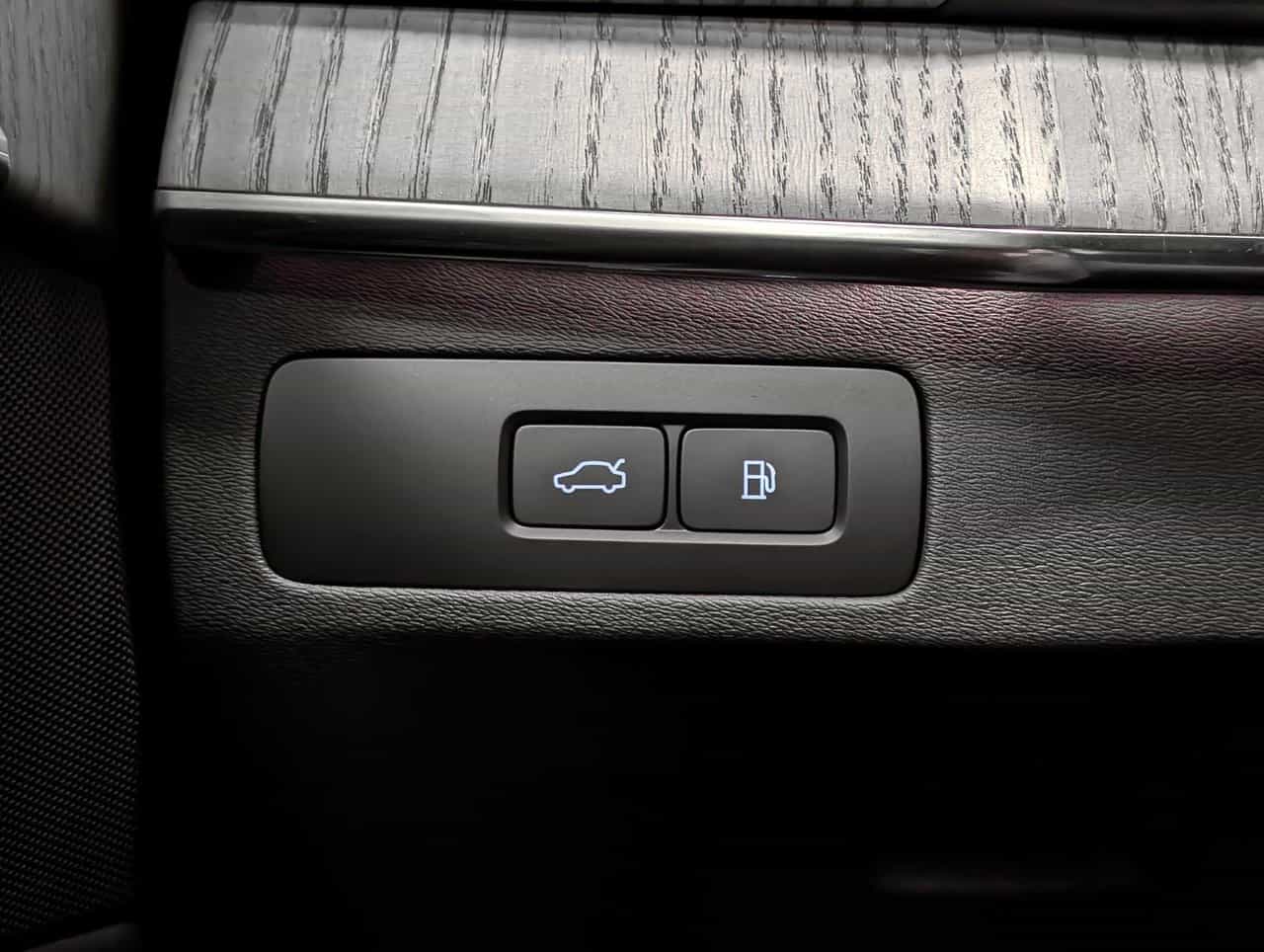 2025 Volvo XC90 T8 AWD Ultra Bright Theme 7-Seater - Image 22