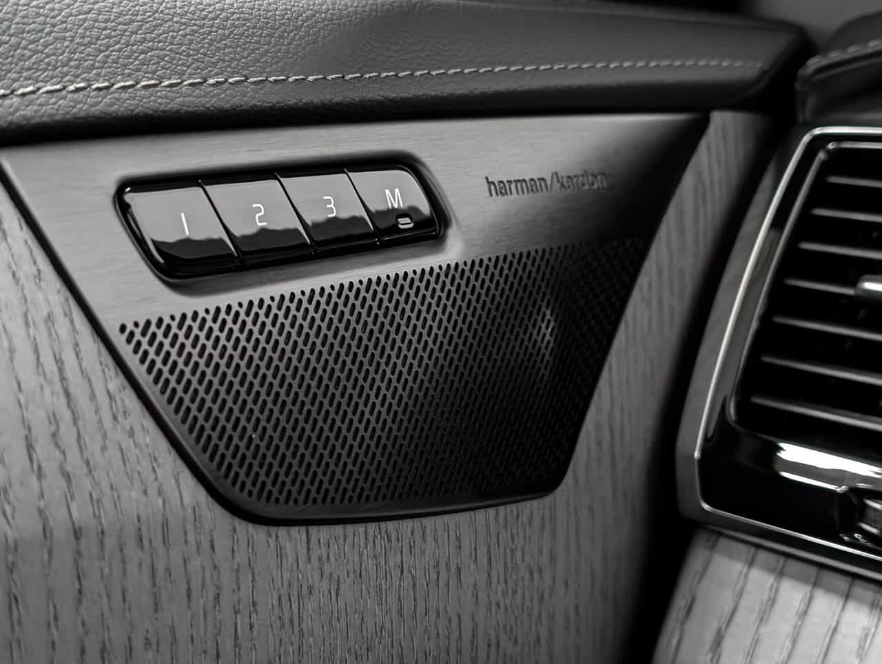 2025 Volvo XC90 T8 AWD Ultra Bright Theme 7-Seater - Image 24