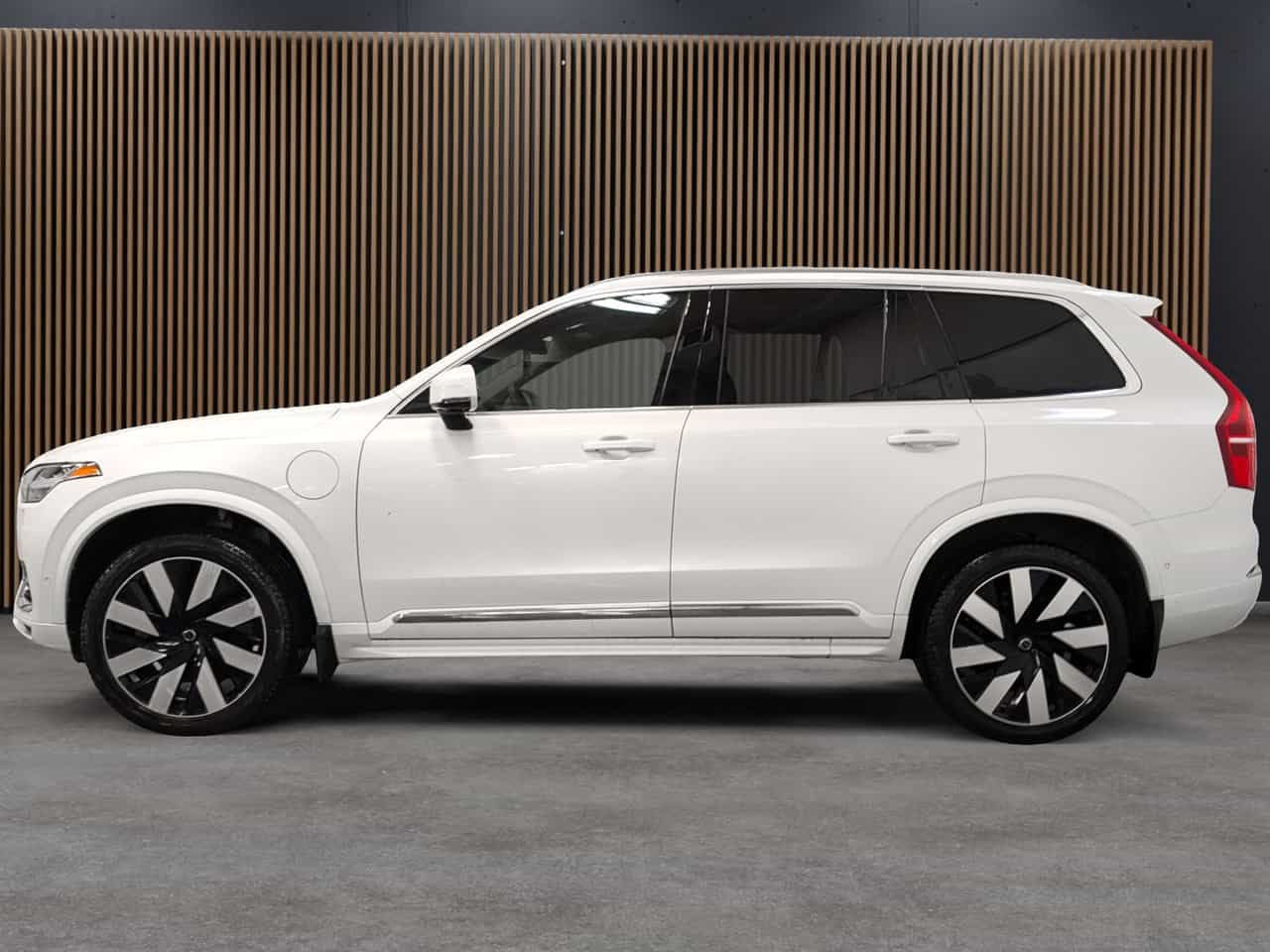 2025 Volvo XC90 T8 AWD Ultra Bright Theme 7-Seater - Image 2